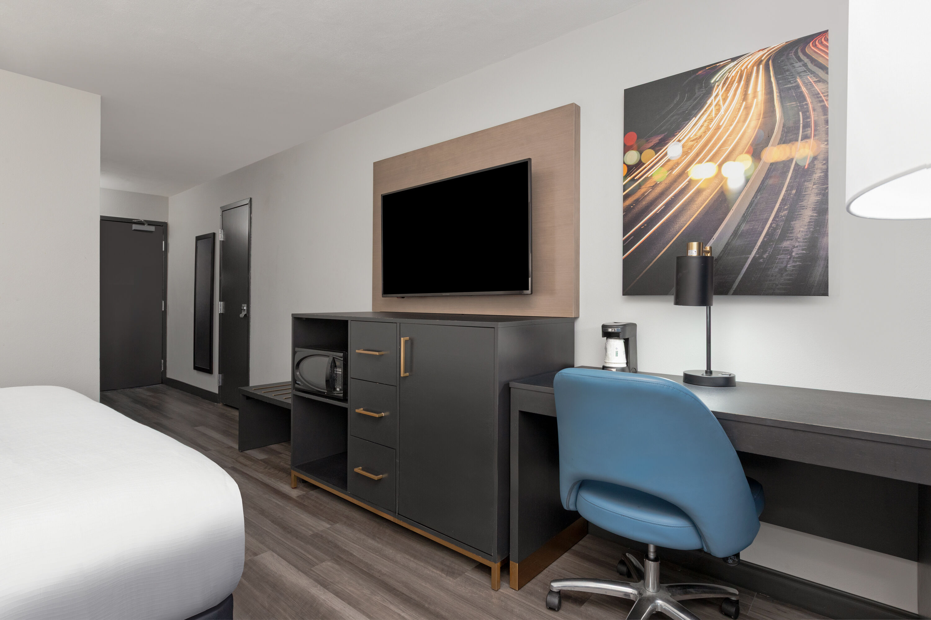 Guest room at the La Quinta Inn & Suites by Wyndham Dallas I-35 Walnut Hill Ln in Dallas, Texas