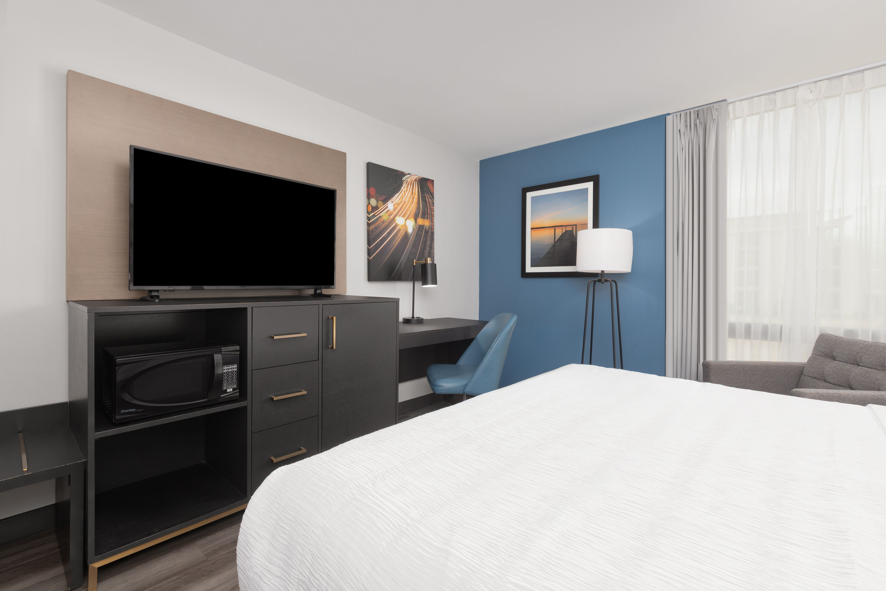 La Quinta Inn & Suites by Wyndham Dallas I-35 Walnut Hill Ln suite in Dallas, Texas