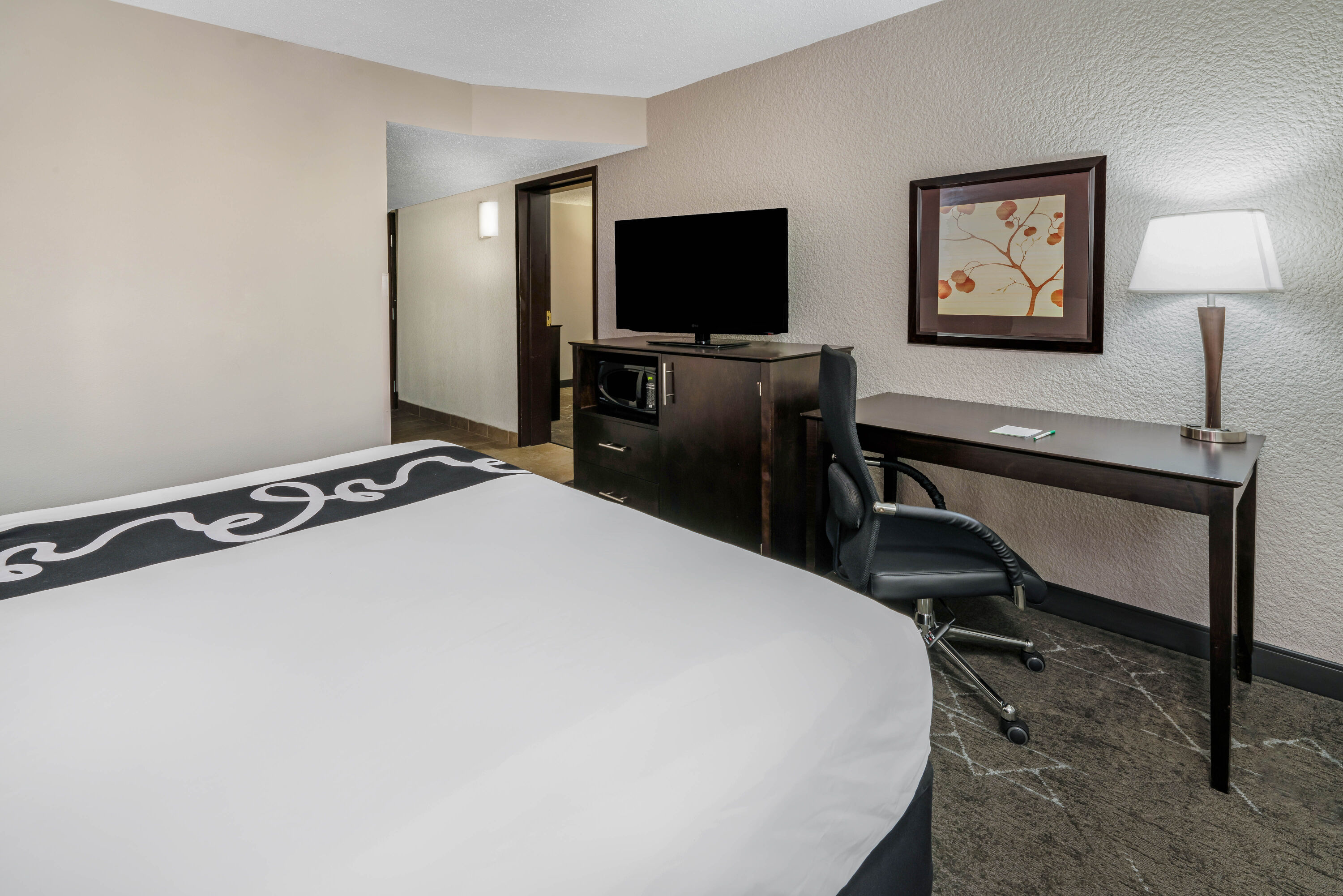 La Quinta Inn & Suites by Wyndham Dallas I-35 Walnut Hill Ln suite in Dallas, Texas