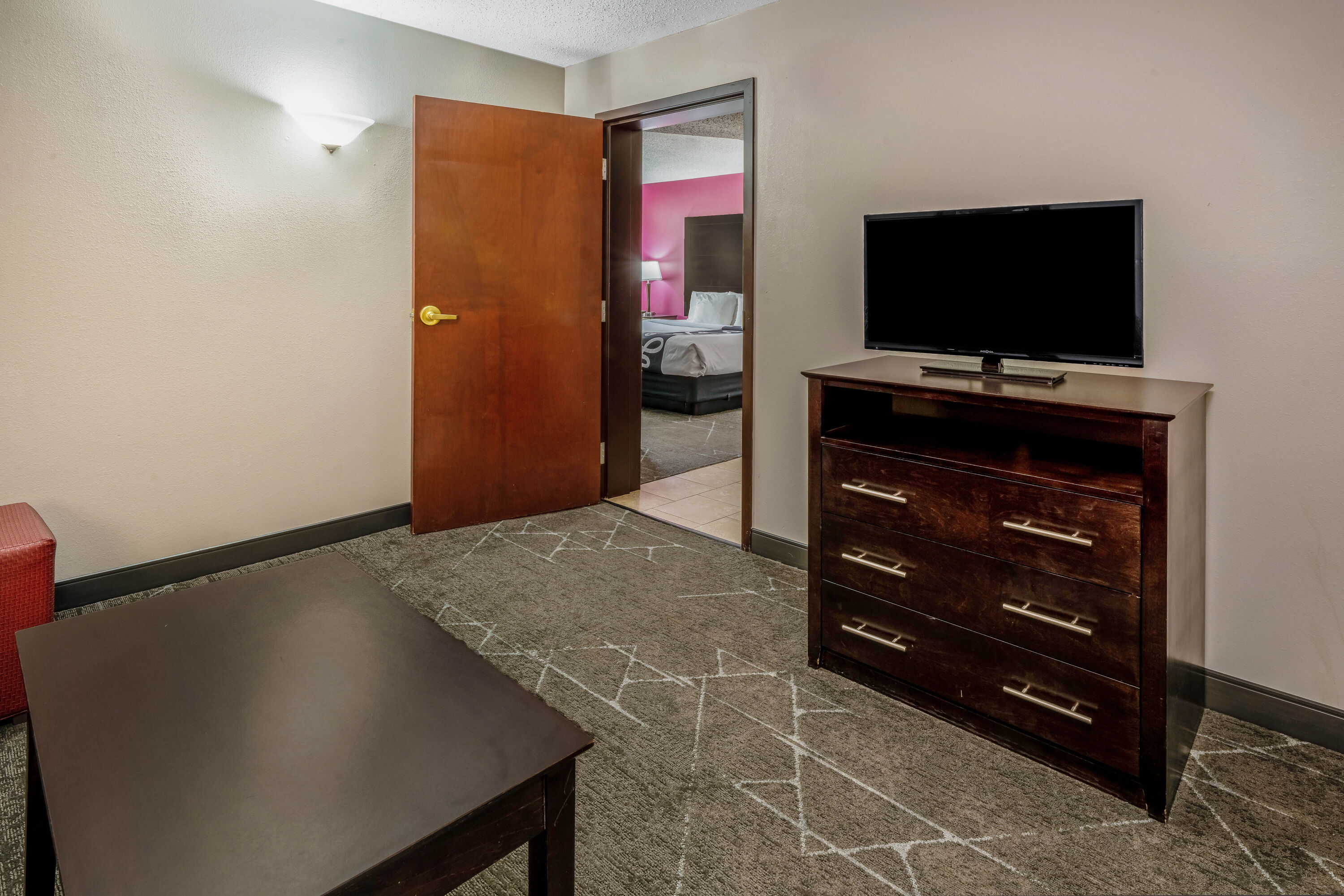 La Quinta Inn & Suites by Wyndham Dallas I-35 Walnut Hill Ln suite in Dallas, Texas