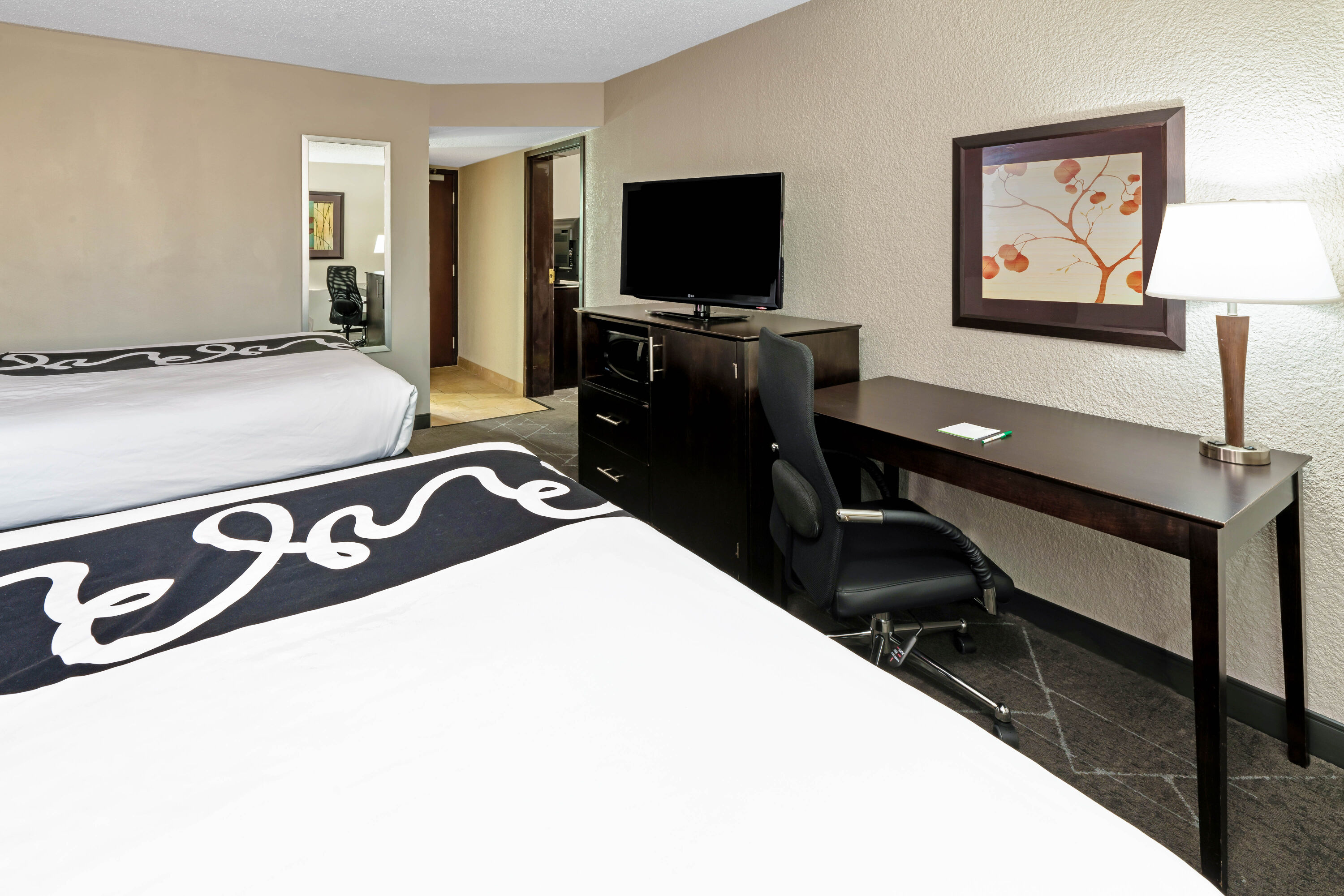 La Quinta Inn & Suites by Wyndham Dallas I-35 Walnut Hill Ln suite in Dallas, Texas