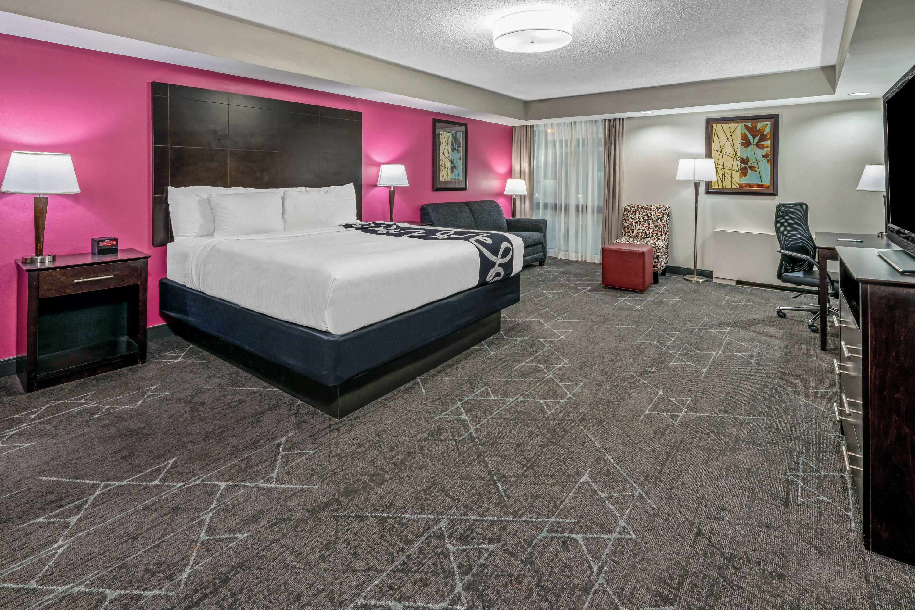 La Quinta Inn & Suites by Wyndham Dallas I-35 Walnut Hill Ln suite in Dallas, Texas