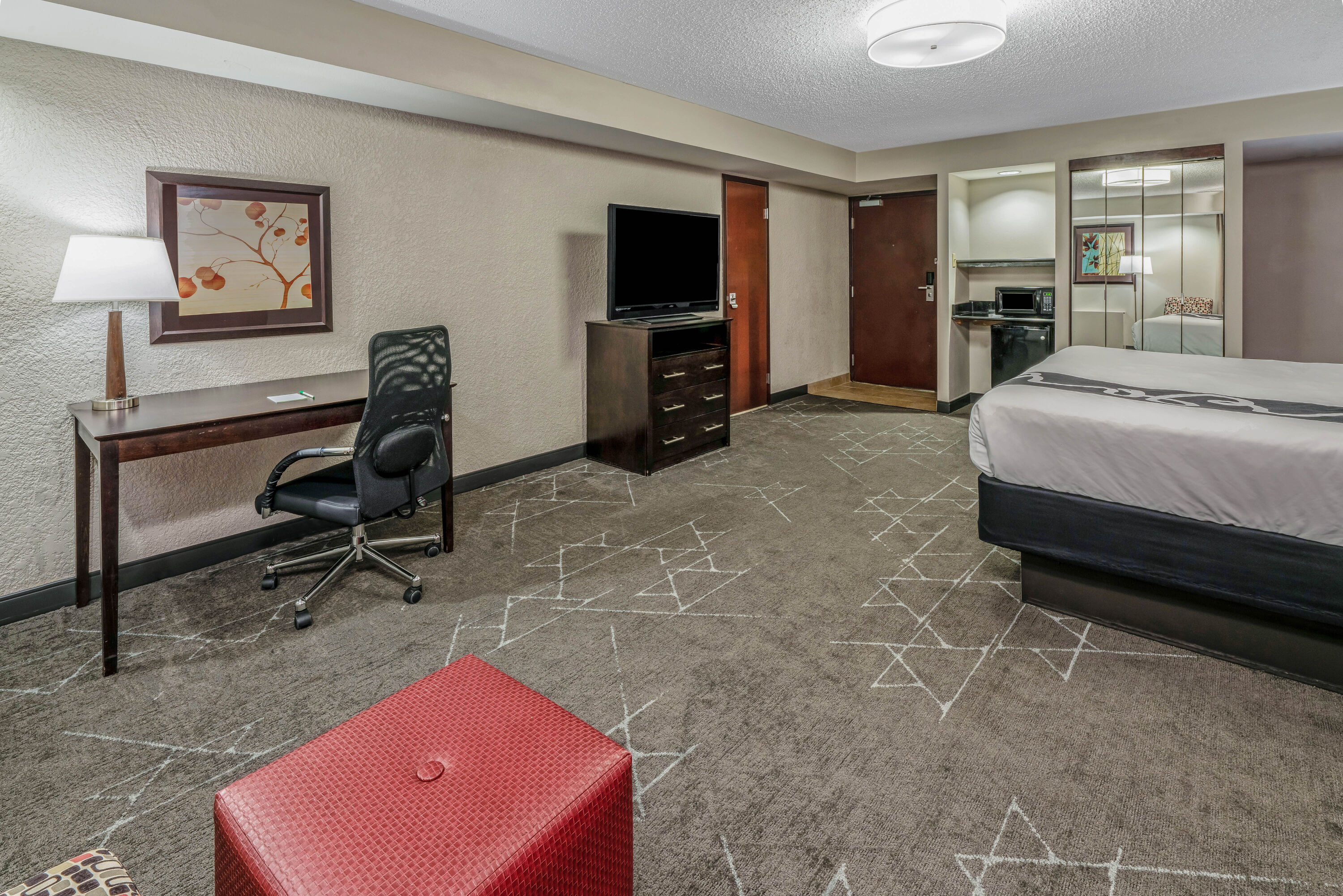 La Quinta Inn & Suites by Wyndham Dallas I-35 Walnut Hill Ln suite in Dallas, Texas