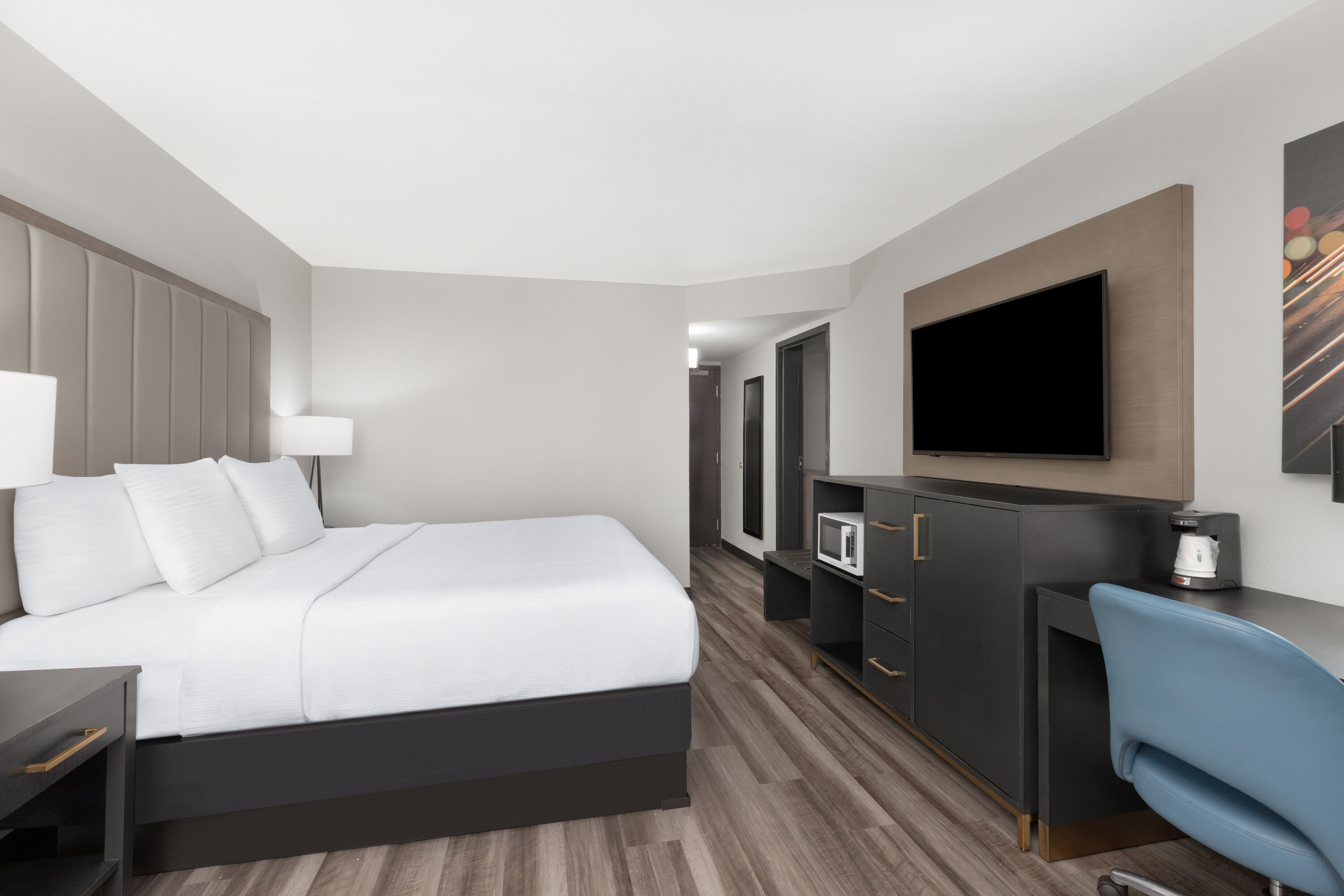 La Quinta Inn & Suites by Wyndham Dallas I-35 Walnut Hill Ln suite in Dallas, Texas