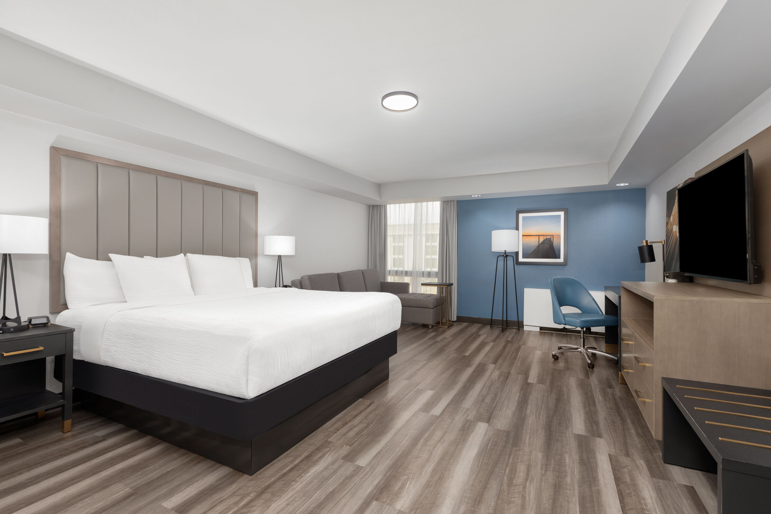 La Quinta Inn & Suites by Wyndham Dallas I-35 Walnut Hill Ln suite in Dallas, Texas
