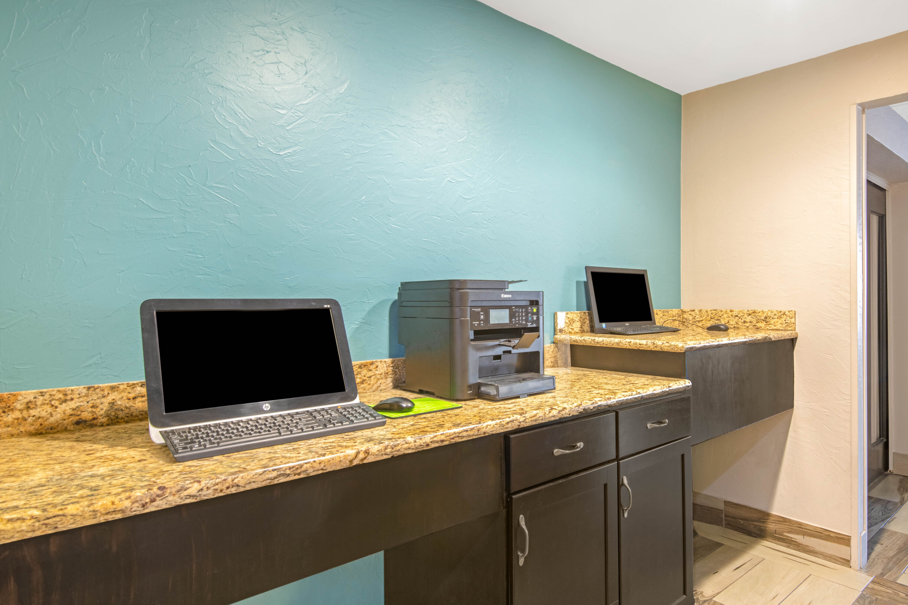 La Quinta Inn & Suites by Wyndham Denison - N. Lake Texoma business center in Denison, Texas