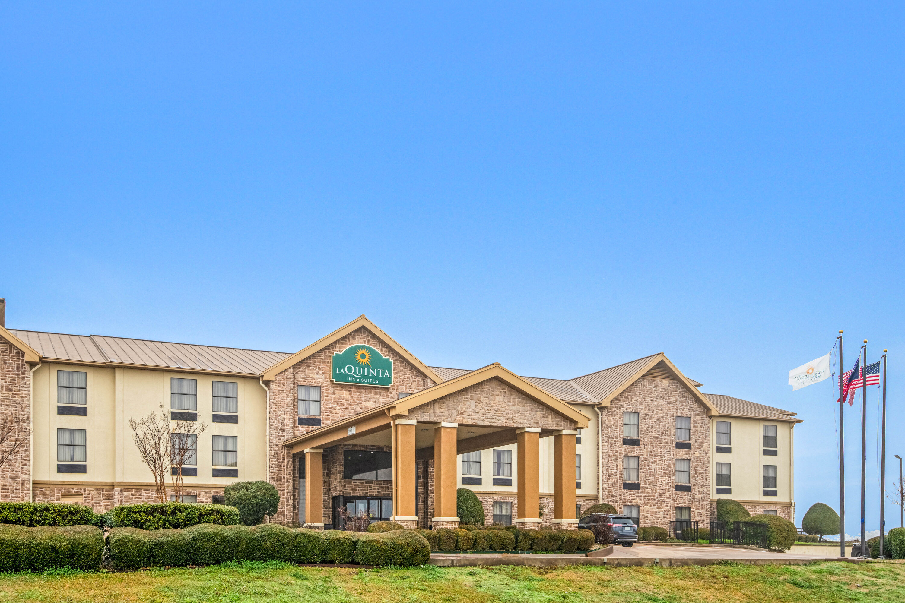 Exterior Day Image of La Quinta Inn & Suites by Wyndham Denison - N. Lake Texoma hotel in Denison, Texas