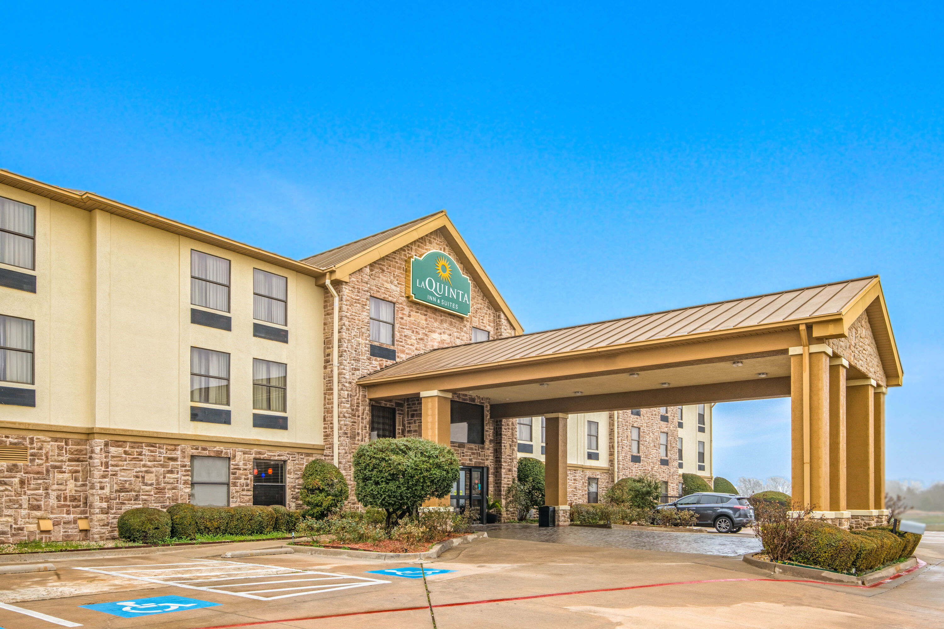 Exterior Day Image of La Quinta Inn & Suites by Wyndham Denison - N. Lake Texoma hotel in Denison, Texas
