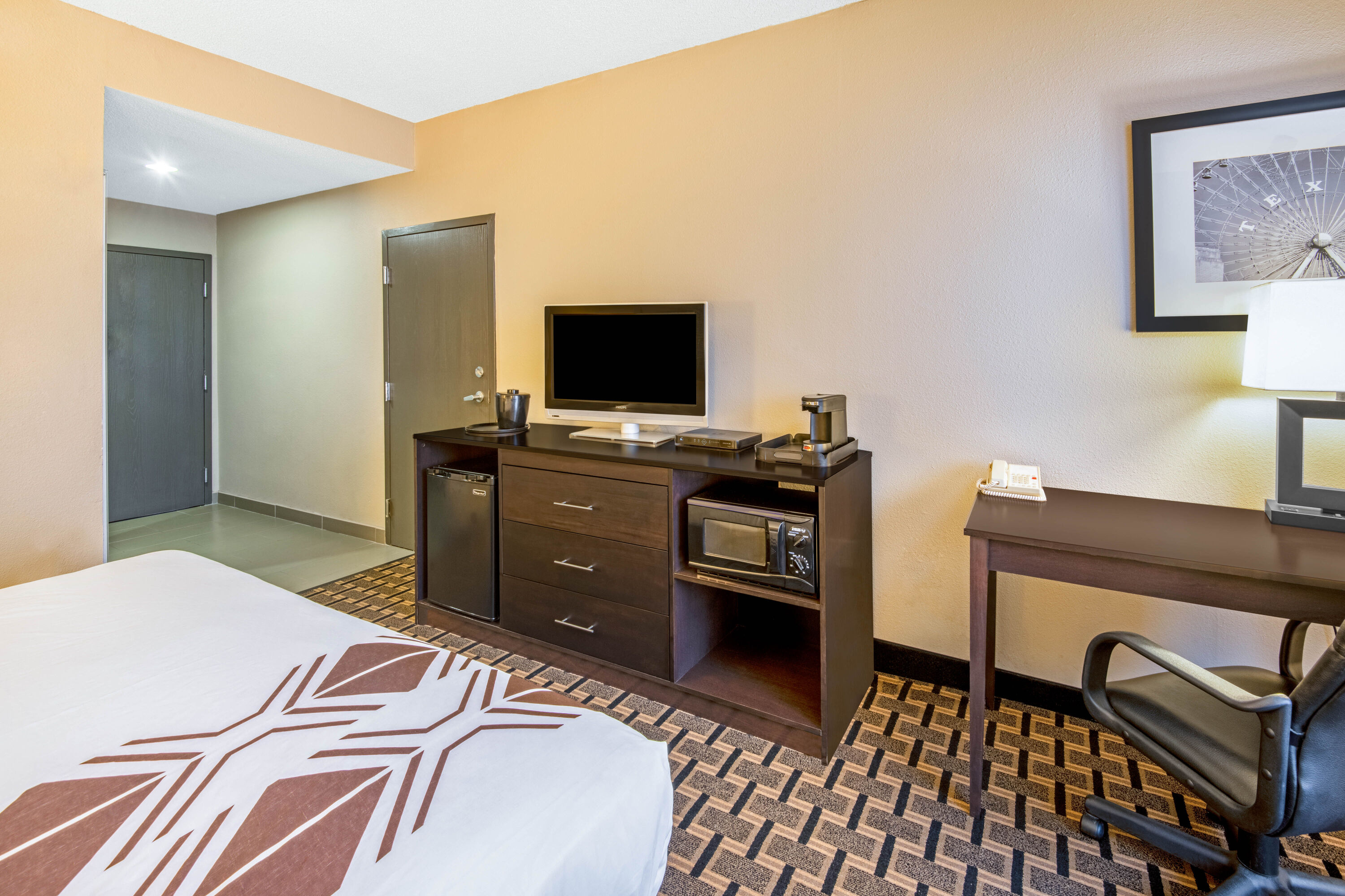 Guest room at the La Quinta Inn & Suites by Wyndham Denison - N. Lake Texoma in Denison, Texas