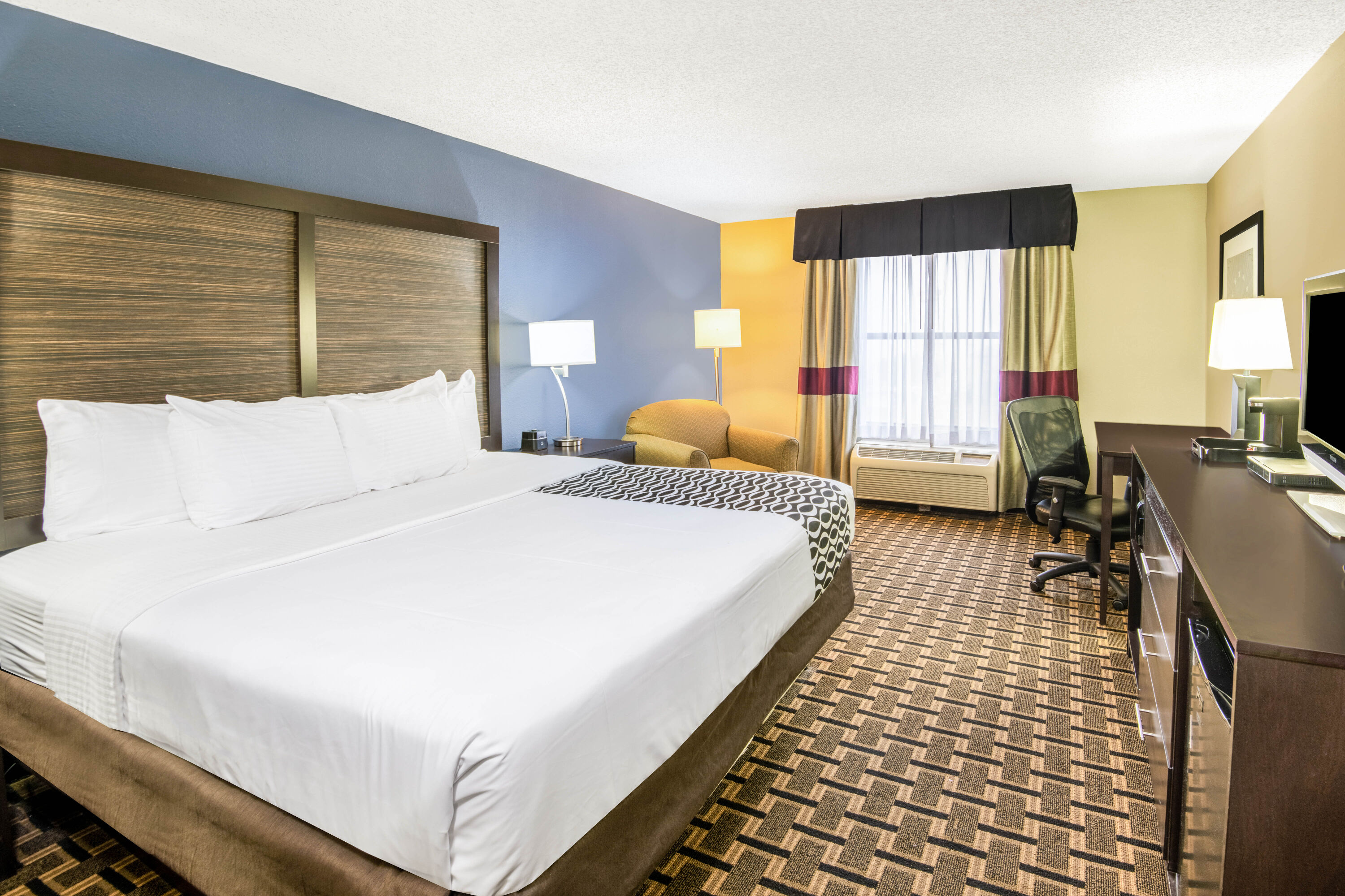 Guest room at the La Quinta Inn & Suites by Wyndham Denison - N. Lake Texoma in Denison, Texas