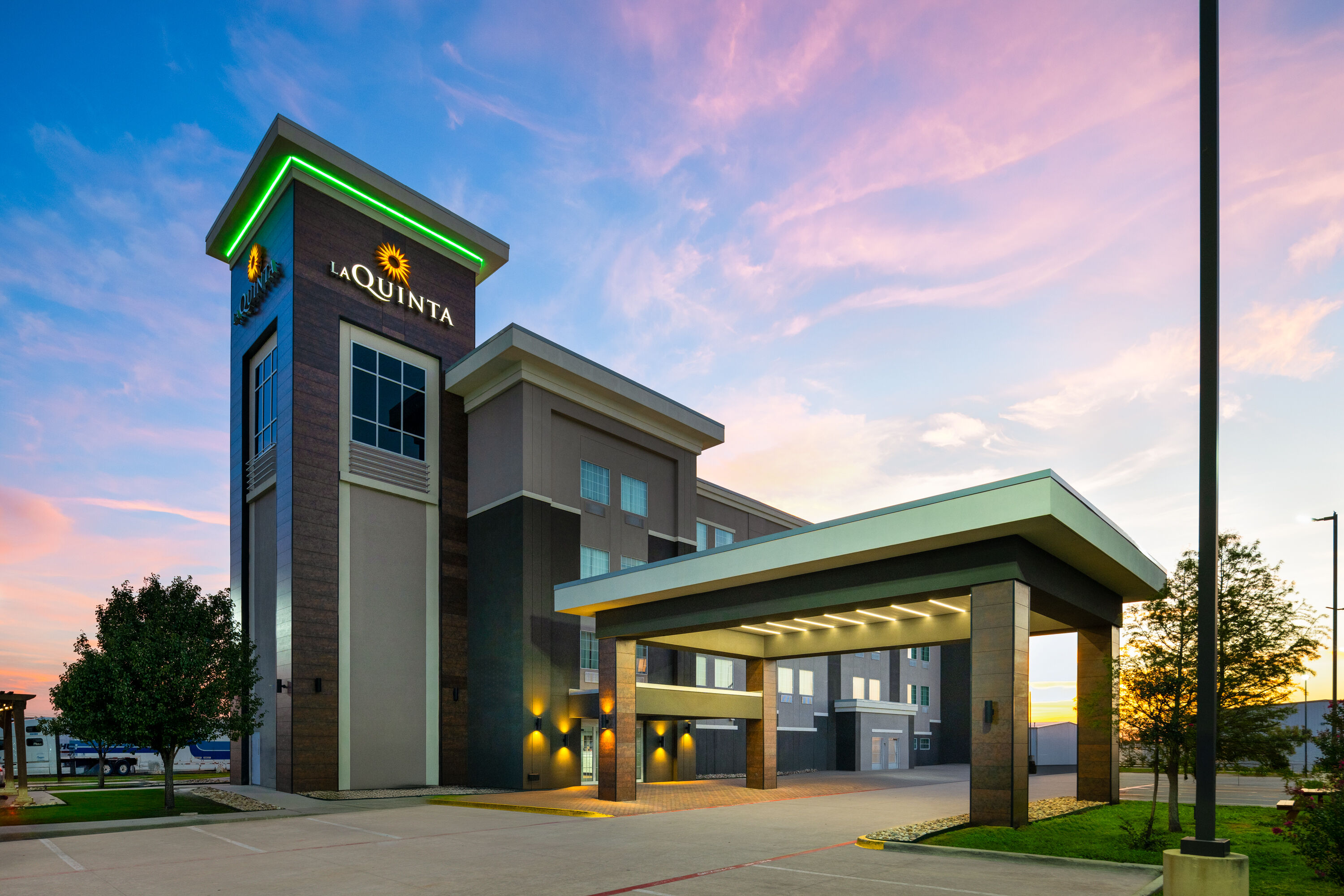 Exterior Dusk Image of La Quinta Inn & Suites by Wyndham Denton - University Drive hotel in Denton, Texas