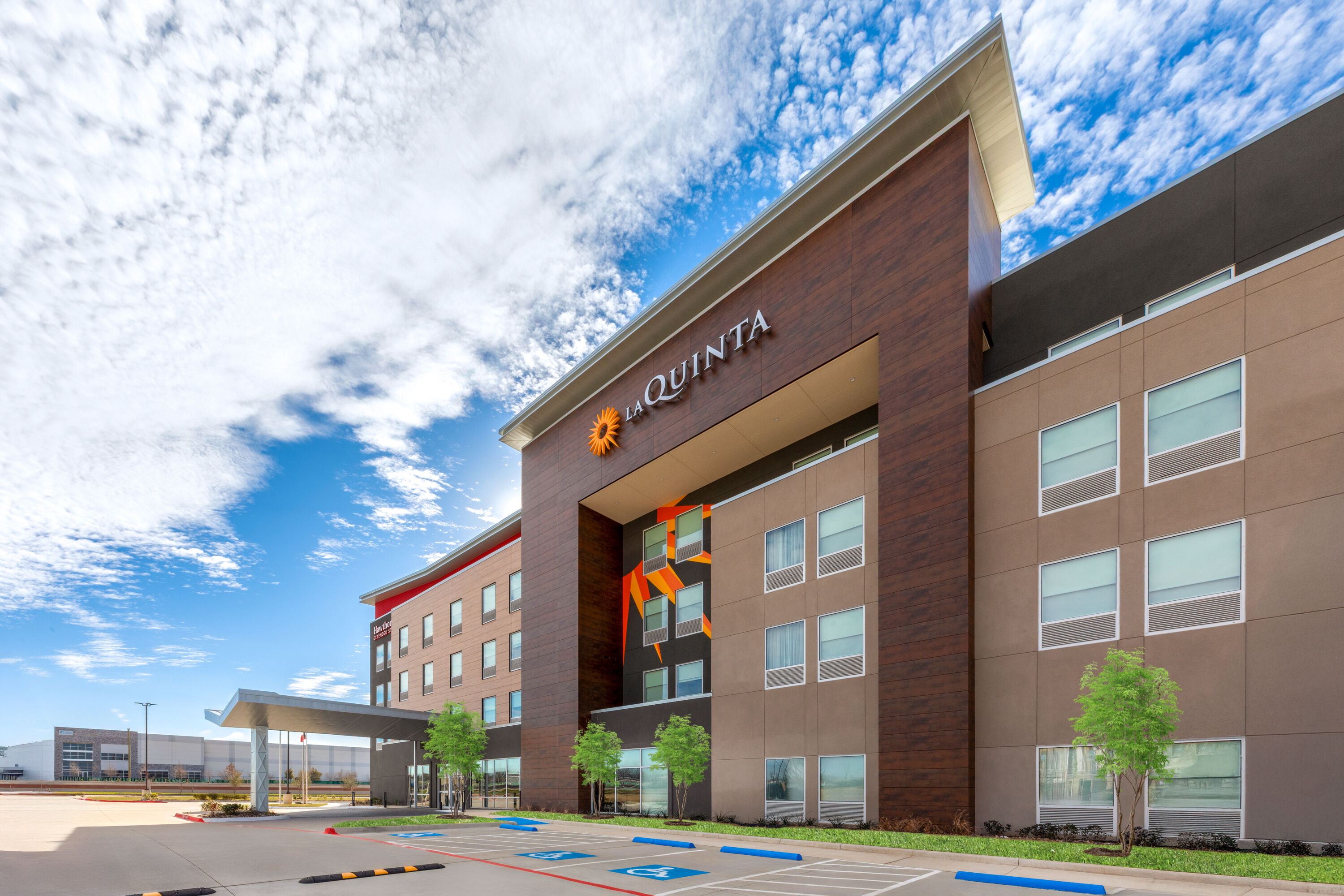 Exterior Day Image of La Quinta Inn & Suites by Wyndham DeSoto hotel in DeSoto, Texas