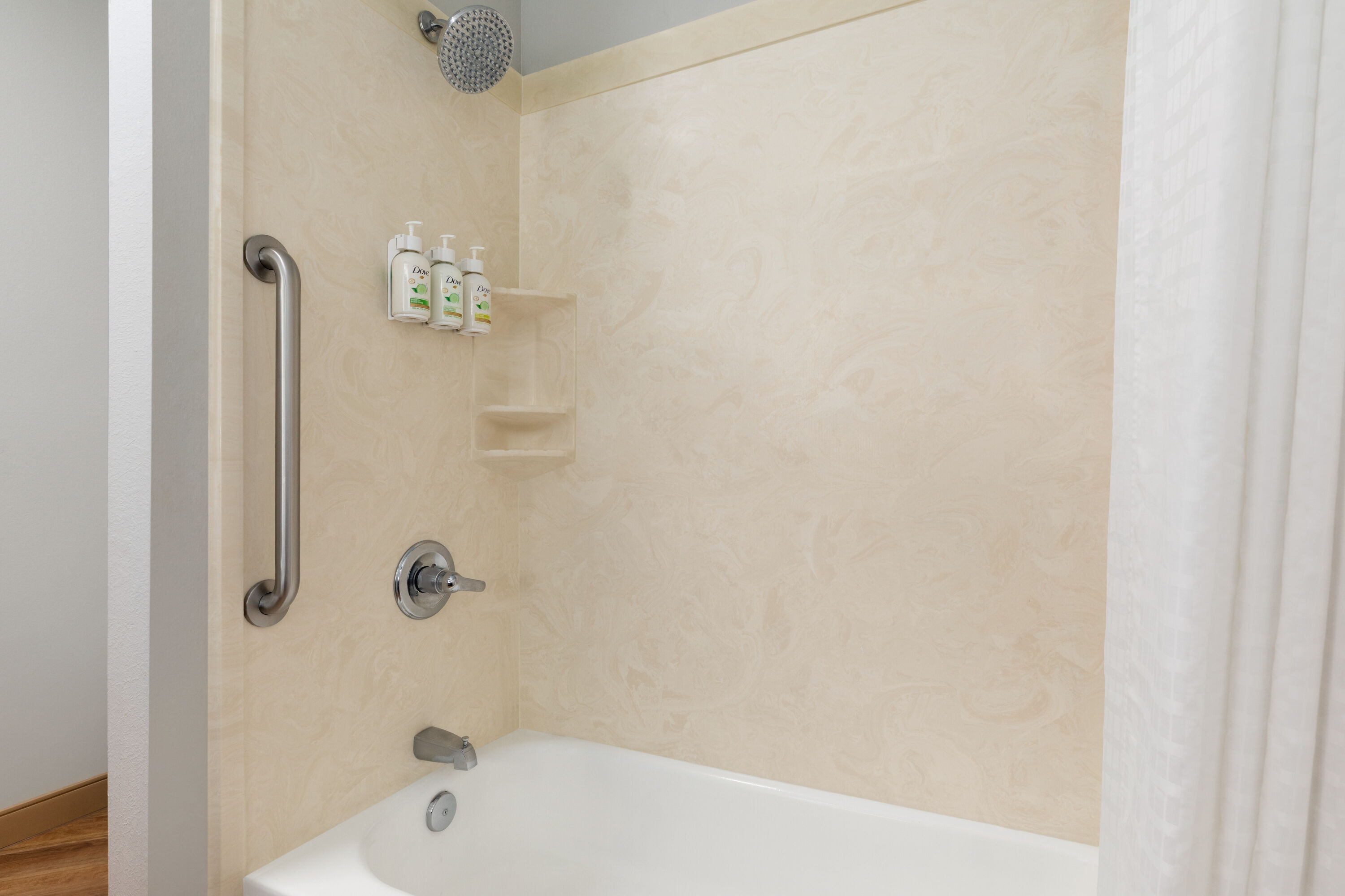 Guest room bath at the La Quinta Inn & Suites by Wyndham Dumas in Dumas, Texas