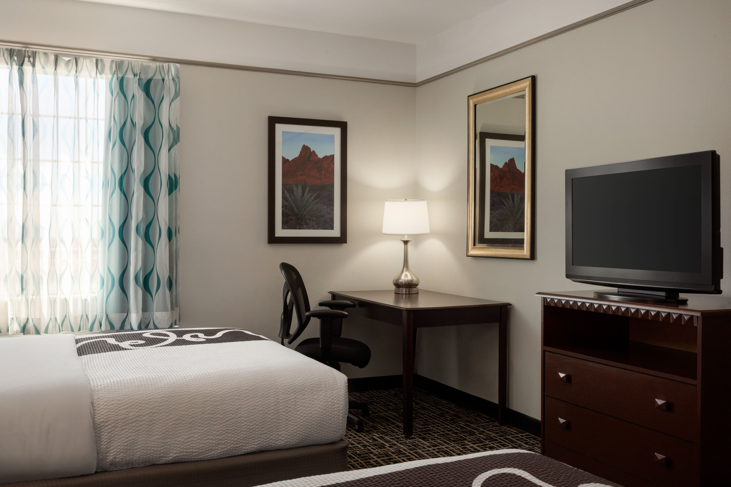 Guest room at the La Quinta Inn & Suites by Wyndham Dumas in Dumas, Texas