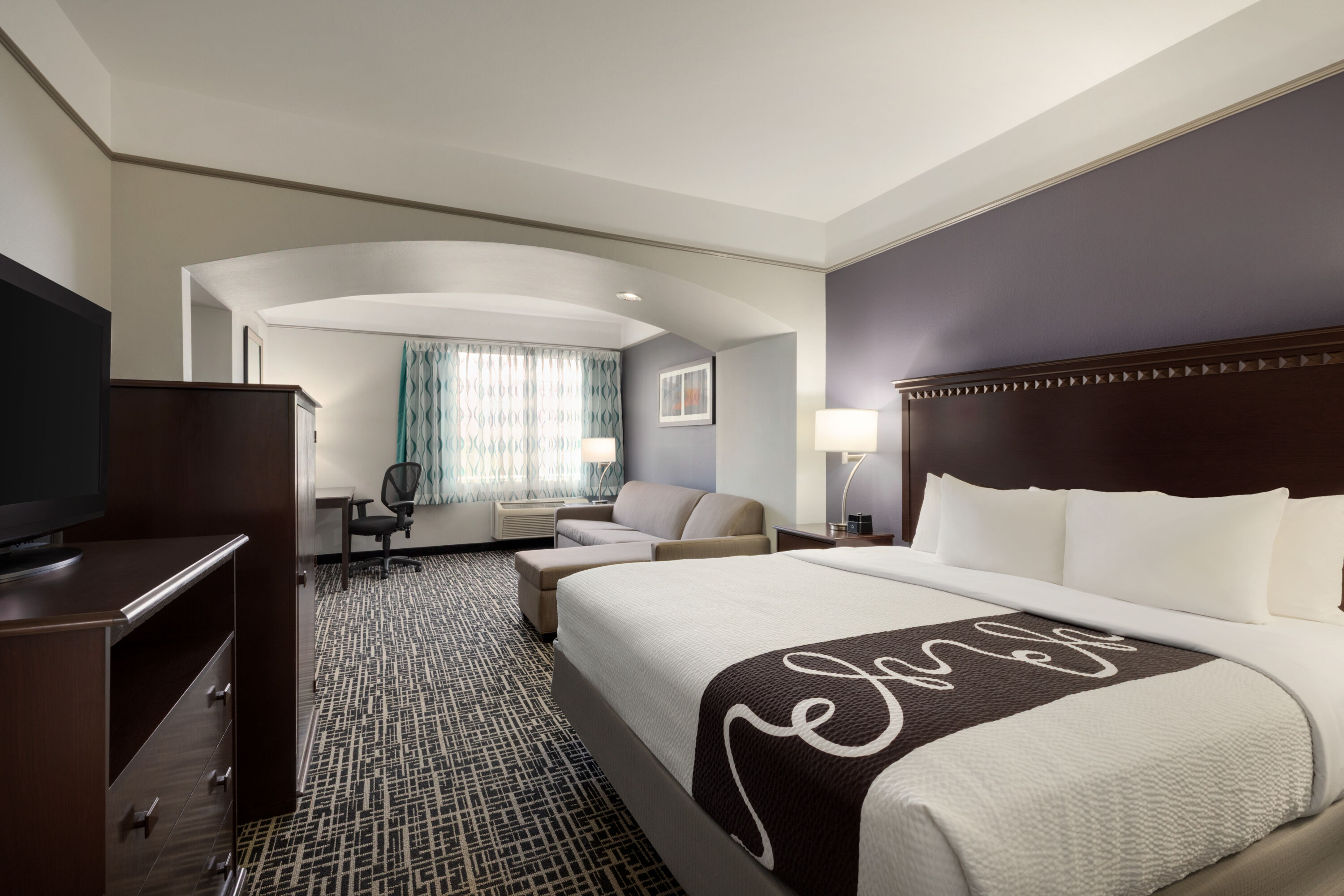 Guest room at the La Quinta Inn & Suites by Wyndham Dumas in Dumas, Texas