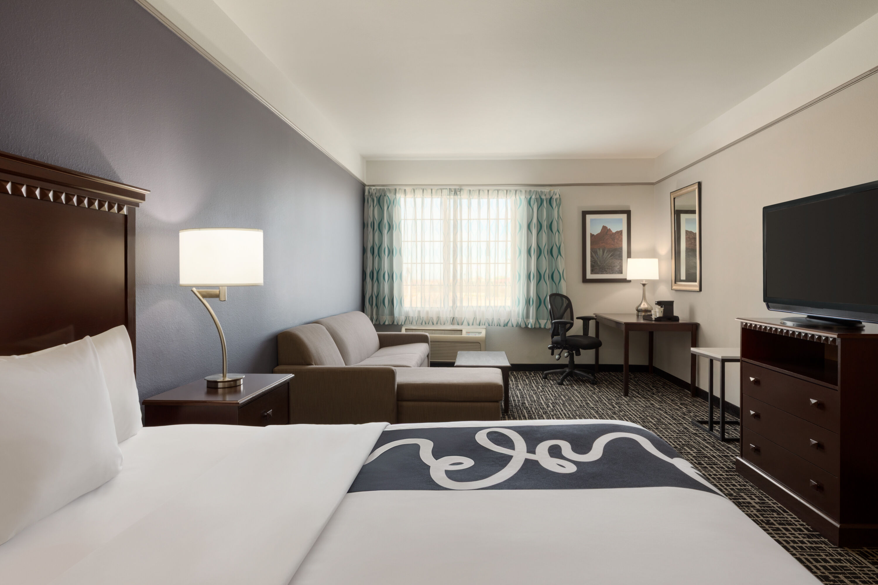 Guest room at the La Quinta Inn & Suites by Wyndham Dumas in Dumas, Texas