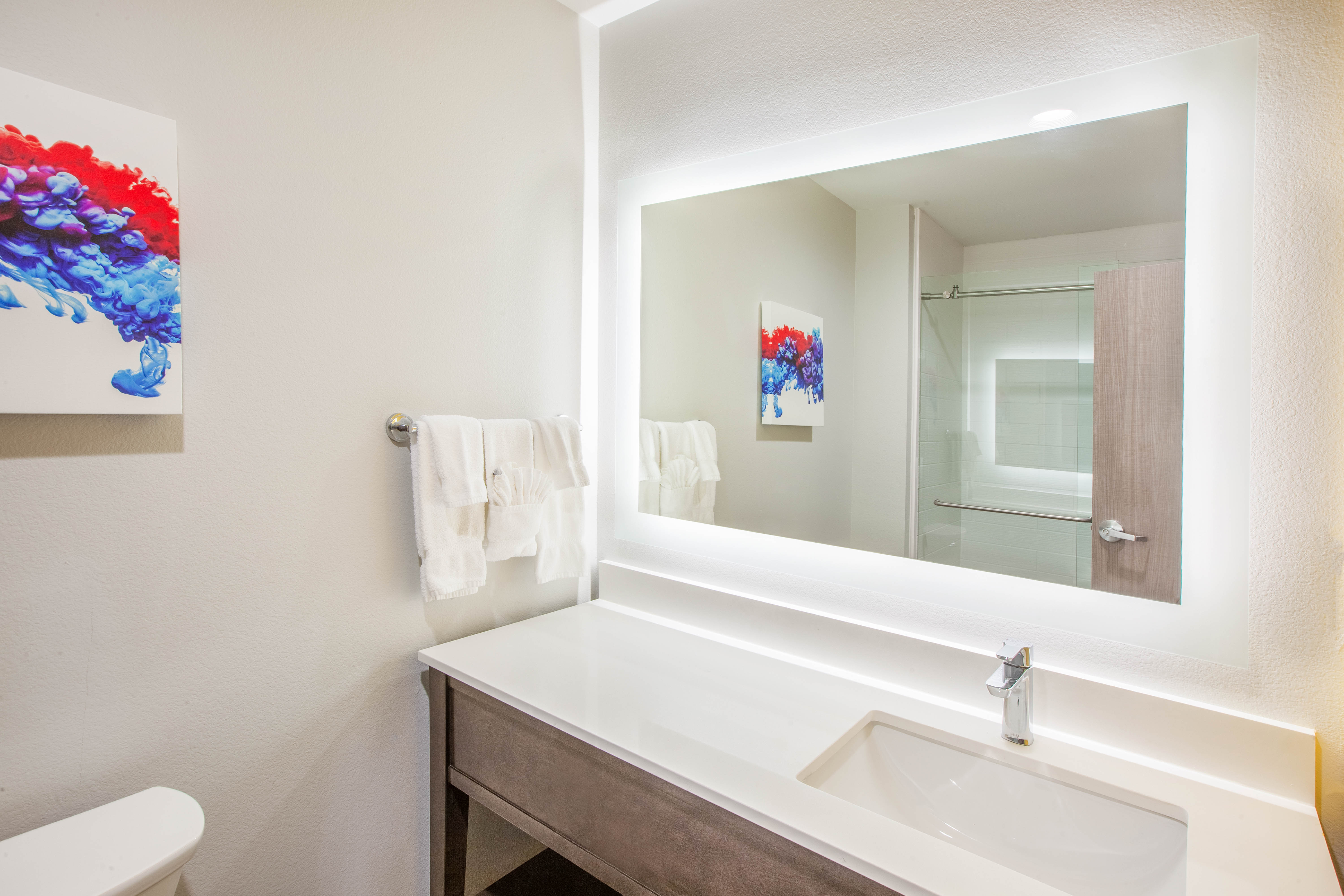 Guest room bath at the La Quinta Inn & Suites by Wyndham Dallas Duncanville in Duncanville, Texas