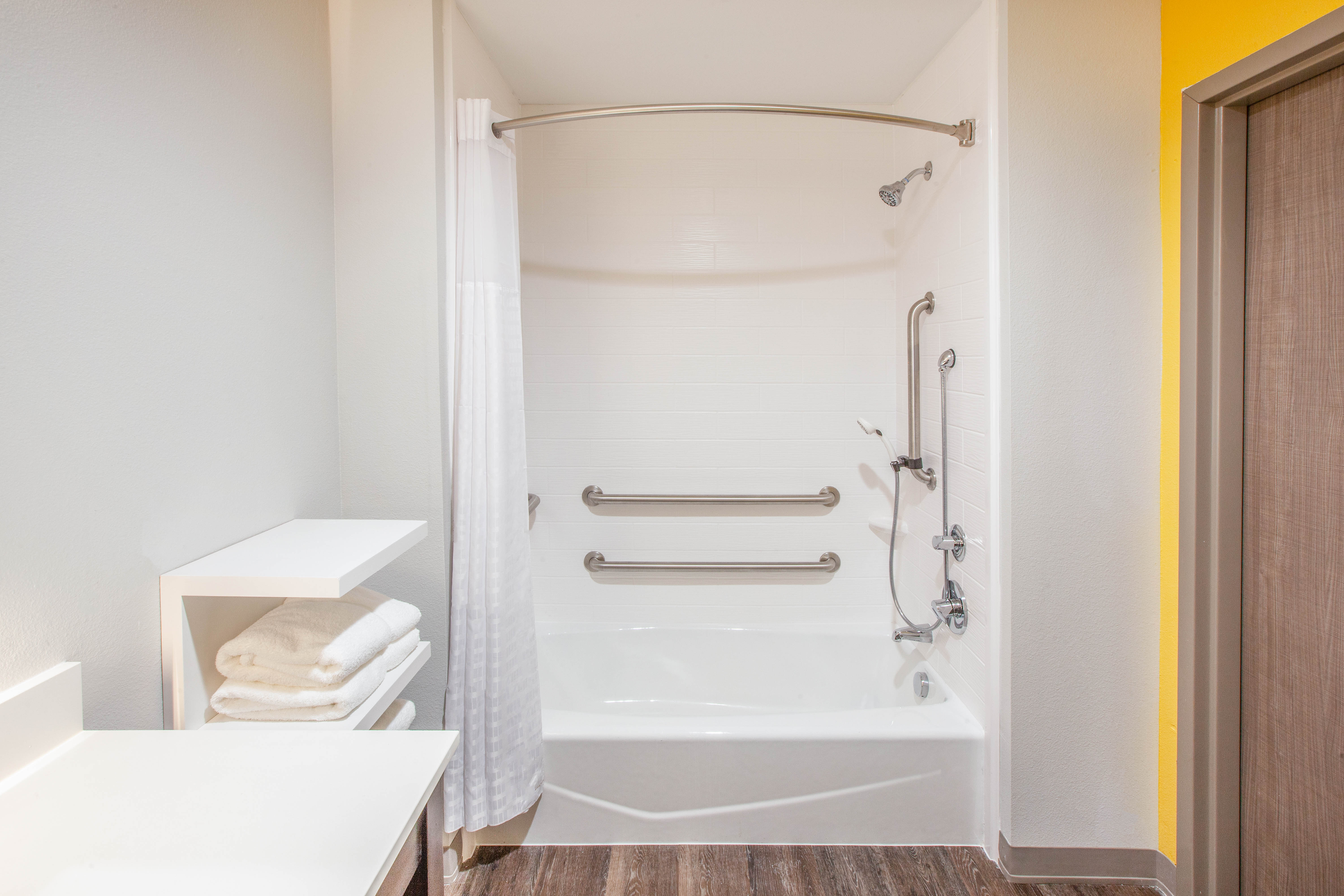 Guest room bath at the La Quinta Inn & Suites by Wyndham Dallas Duncanville in Duncanville, Texas