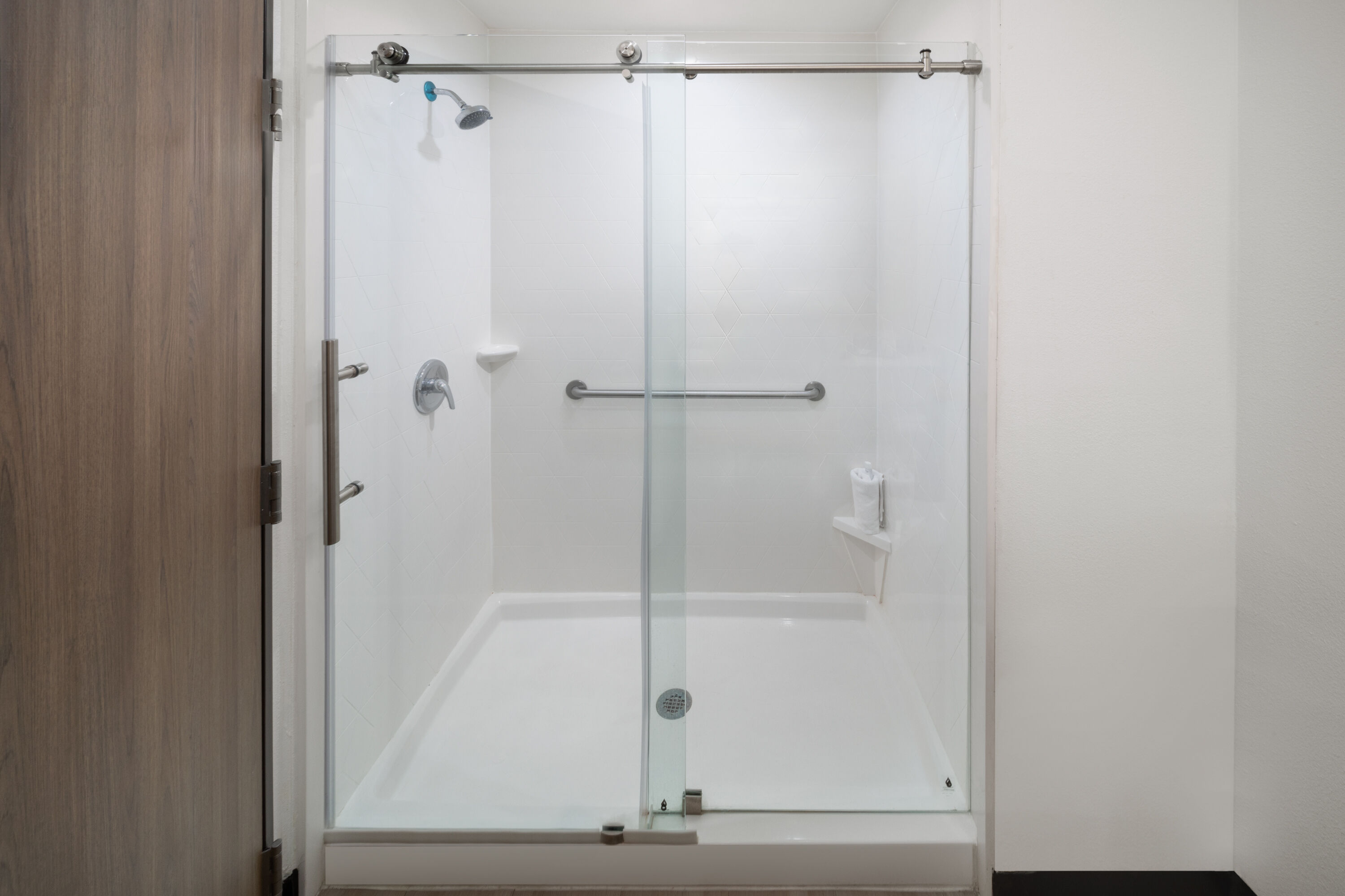 Guest room bath at the La Quinta Inn & Suites by Wyndham El Paso East Loop-375 in El Paso, Texas