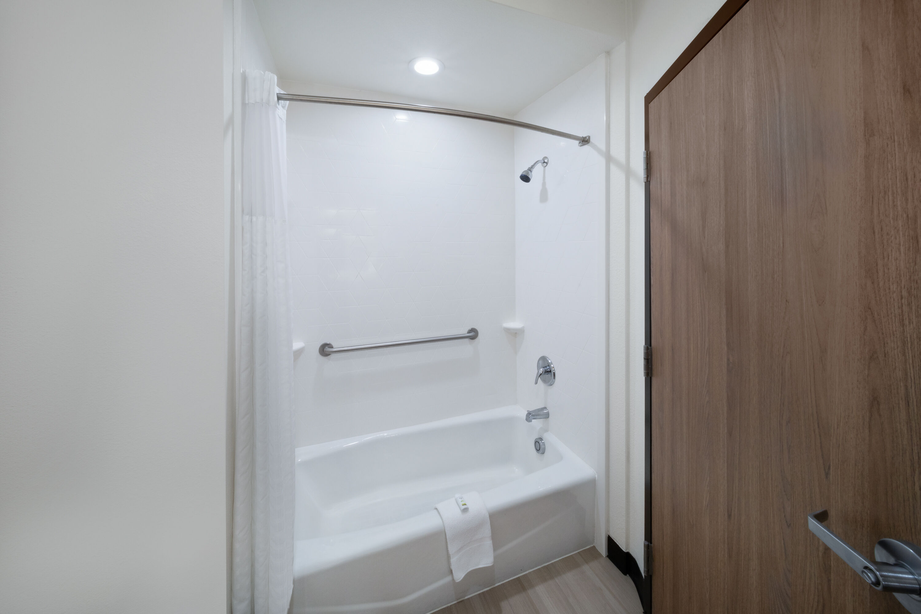 Guest room bath at the La Quinta Inn & Suites by Wyndham El Paso East Loop-375 in El Paso, Texas