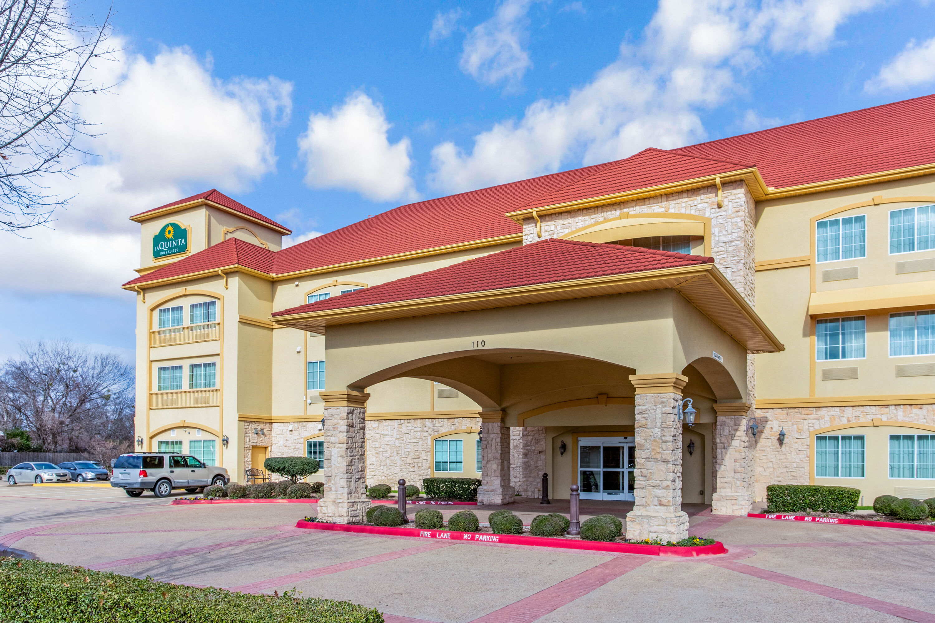 Exterior Day Image of La Quinta Inn & Suites by Wyndham Ennis hotel in Ennis, Texas