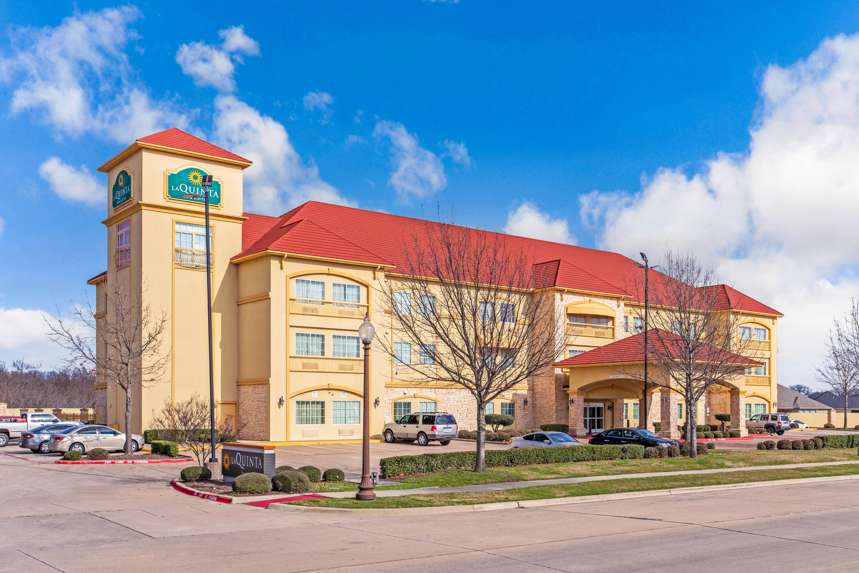 Exterior Day Image of La Quinta Inn & Suites by Wyndham Ennis hotel in Ennis, Texas