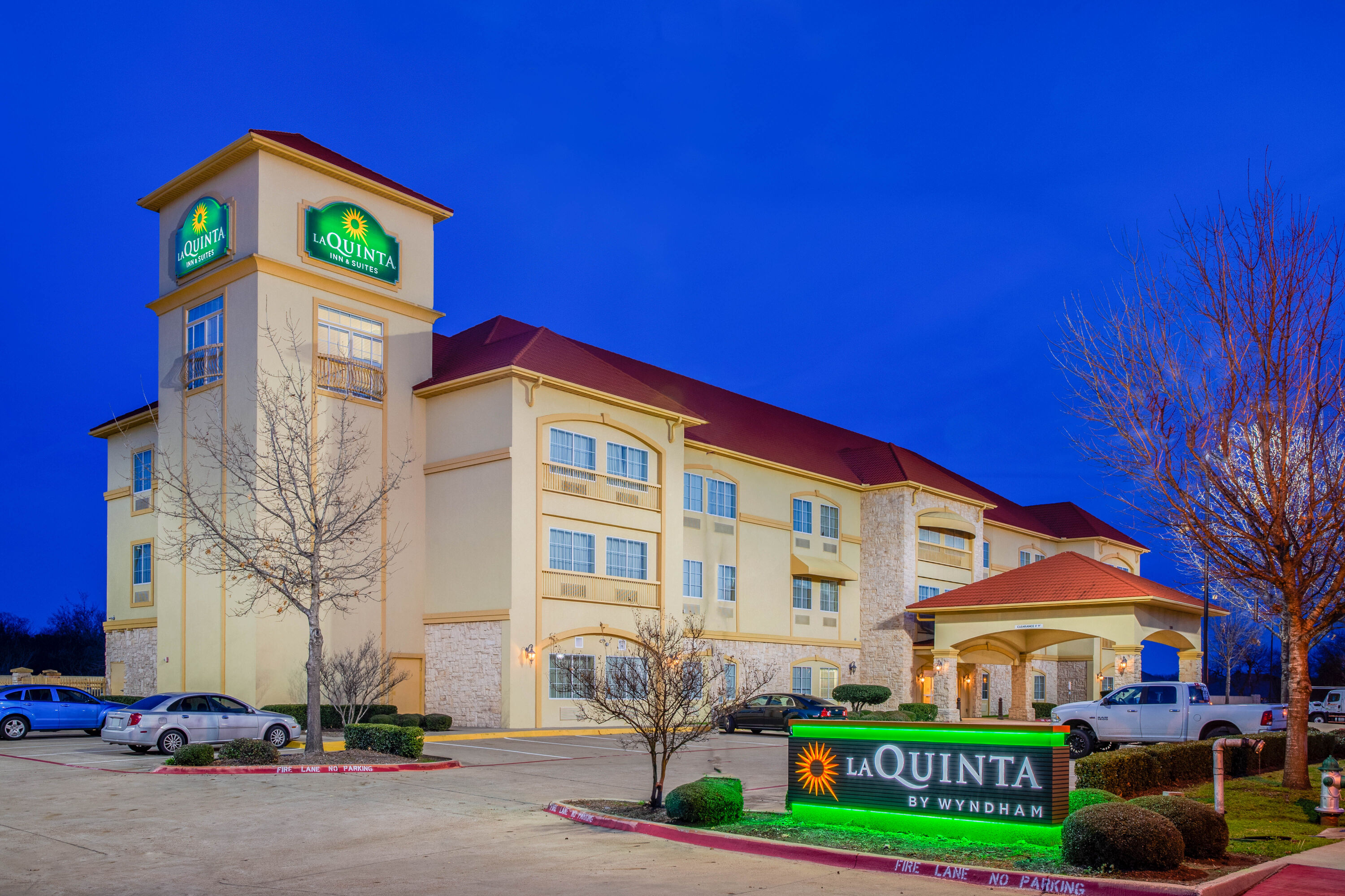 Exterior Dusk Image of La Quinta Inn & Suites by Wyndham Ennis hotel in Ennis, Texas