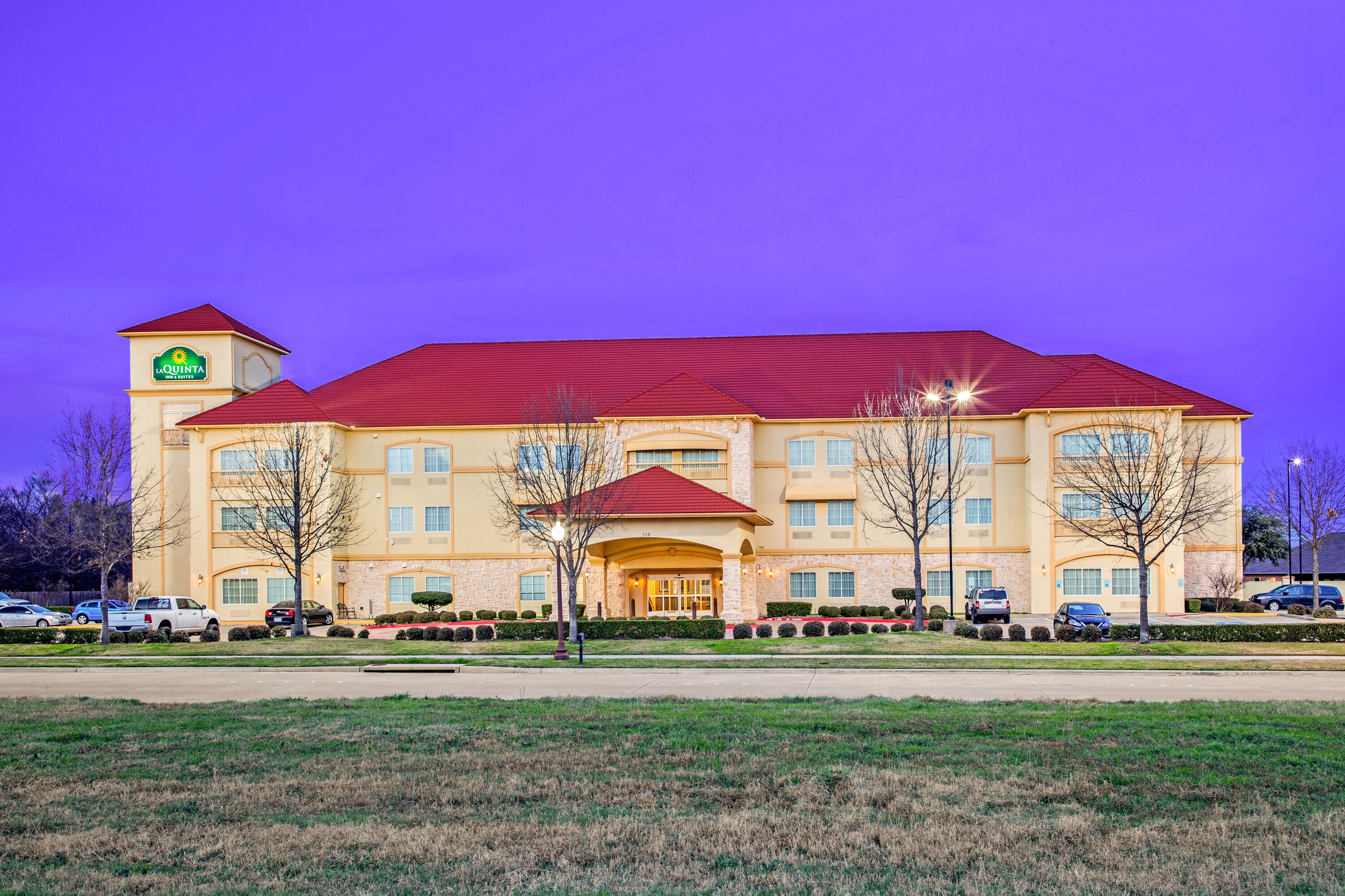 Exterior Dusk Image of La Quinta Inn & Suites by Wyndham Ennis hotel in Ennis, Texas