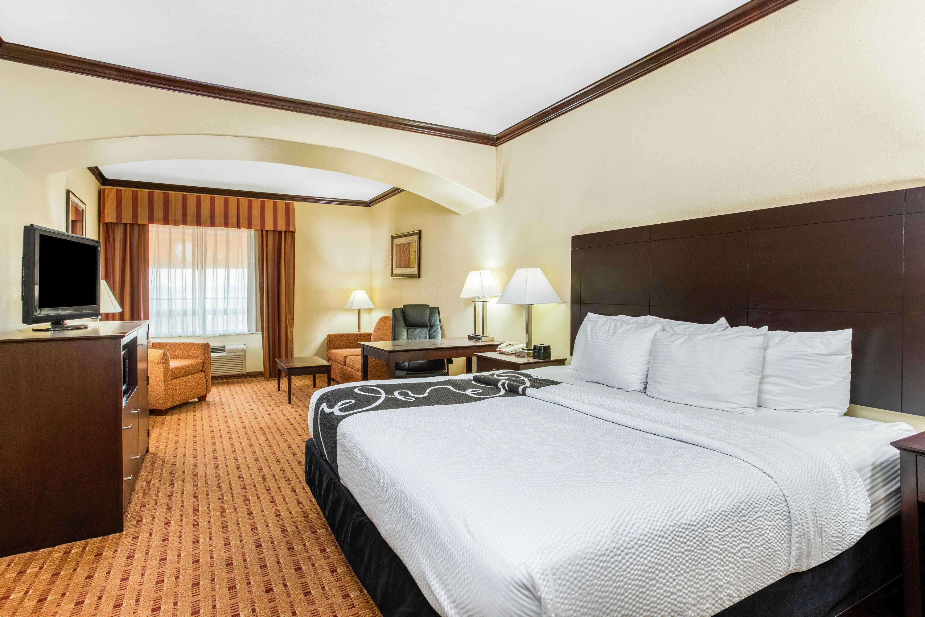 La Quinta Inn & Suites by Wyndham Ennis suite in Ennis, Texas