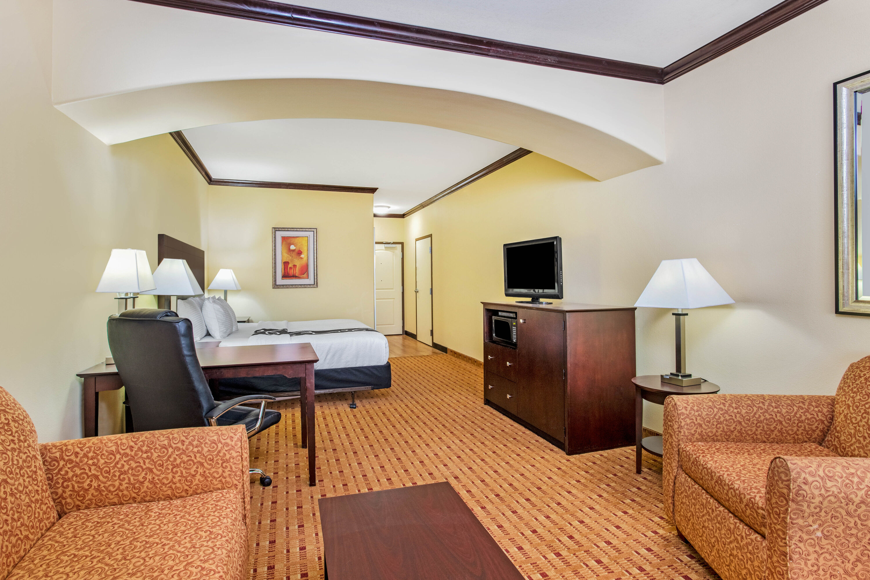 La Quinta Inn & Suites by Wyndham Ennis suite in Ennis, Texas