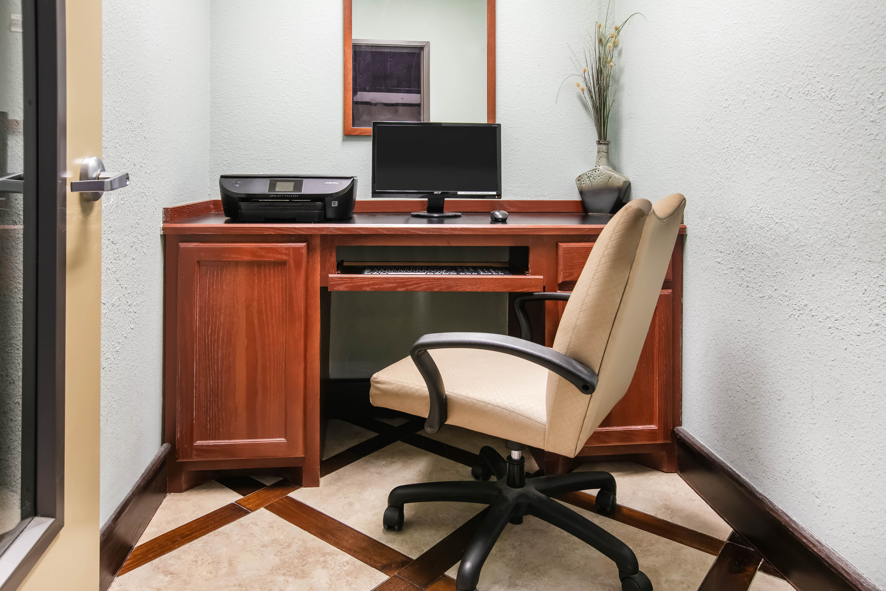 La Quinta Inn & Suites by Wyndham DFW Airport West - Euless business center in Euless, Texas