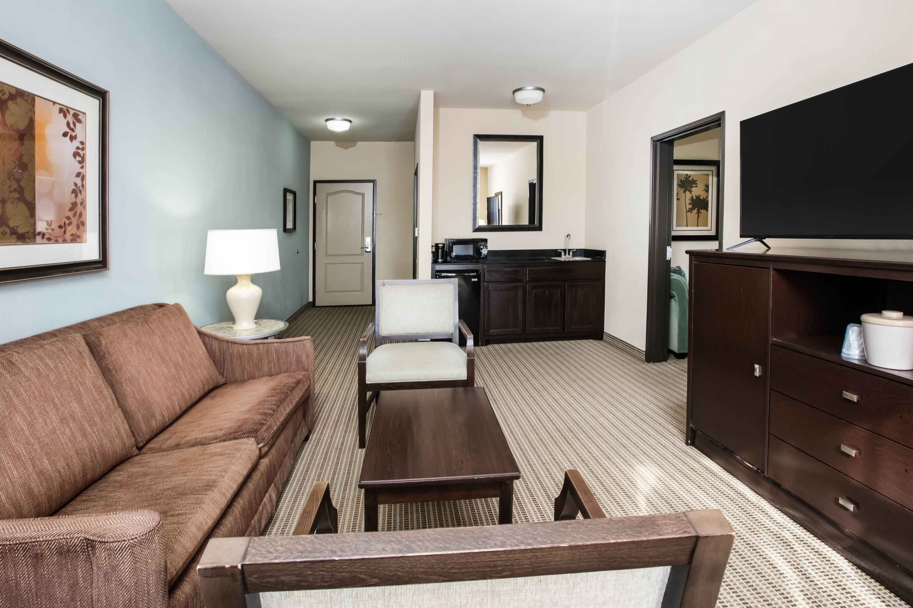La Quinta Inn & Suites by Wyndham DFW Airport West - Euless suite in Euless, Texas