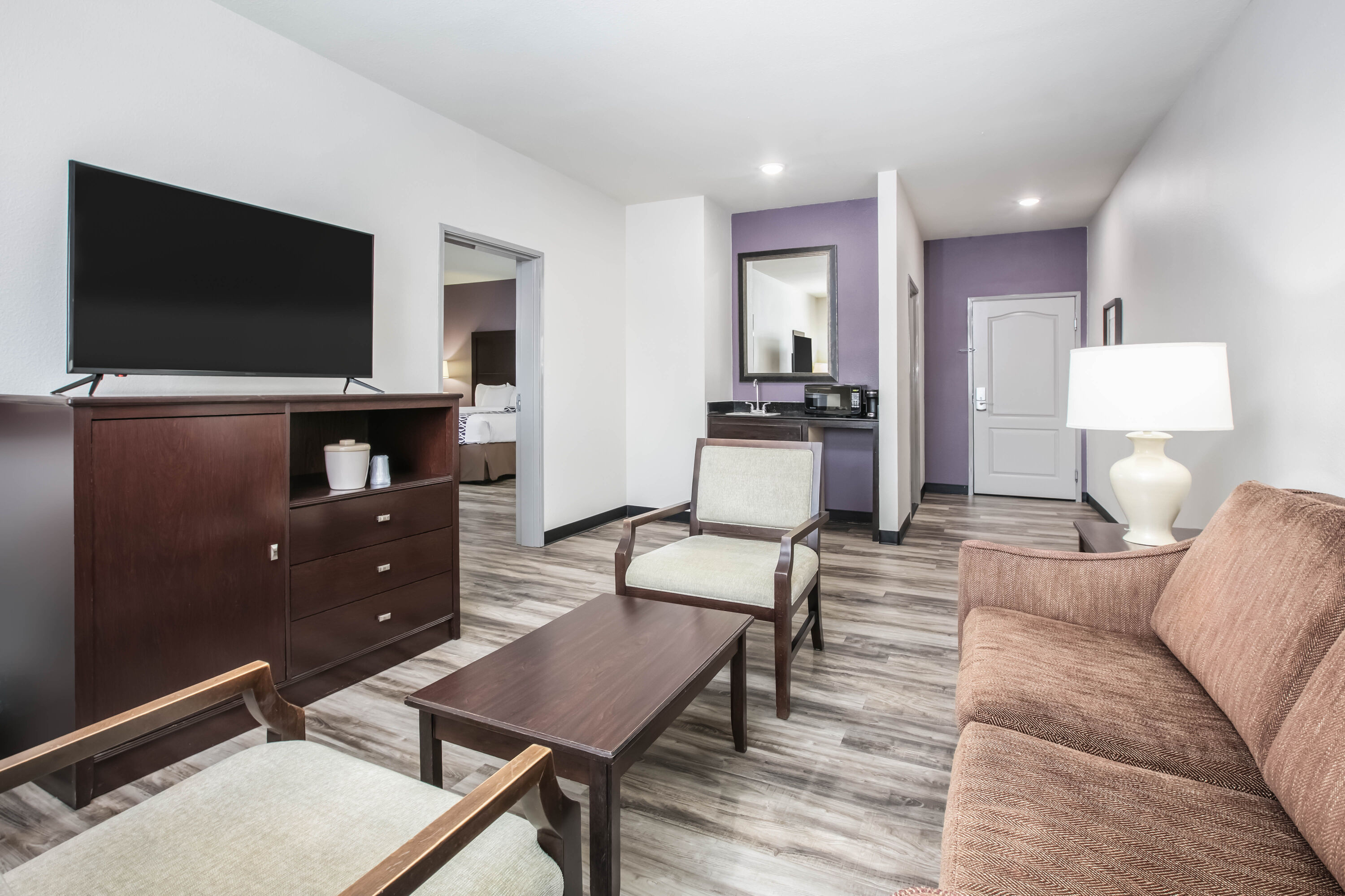 La Quinta Inn & Suites by Wyndham DFW Airport West - Euless suite in Euless, Texas