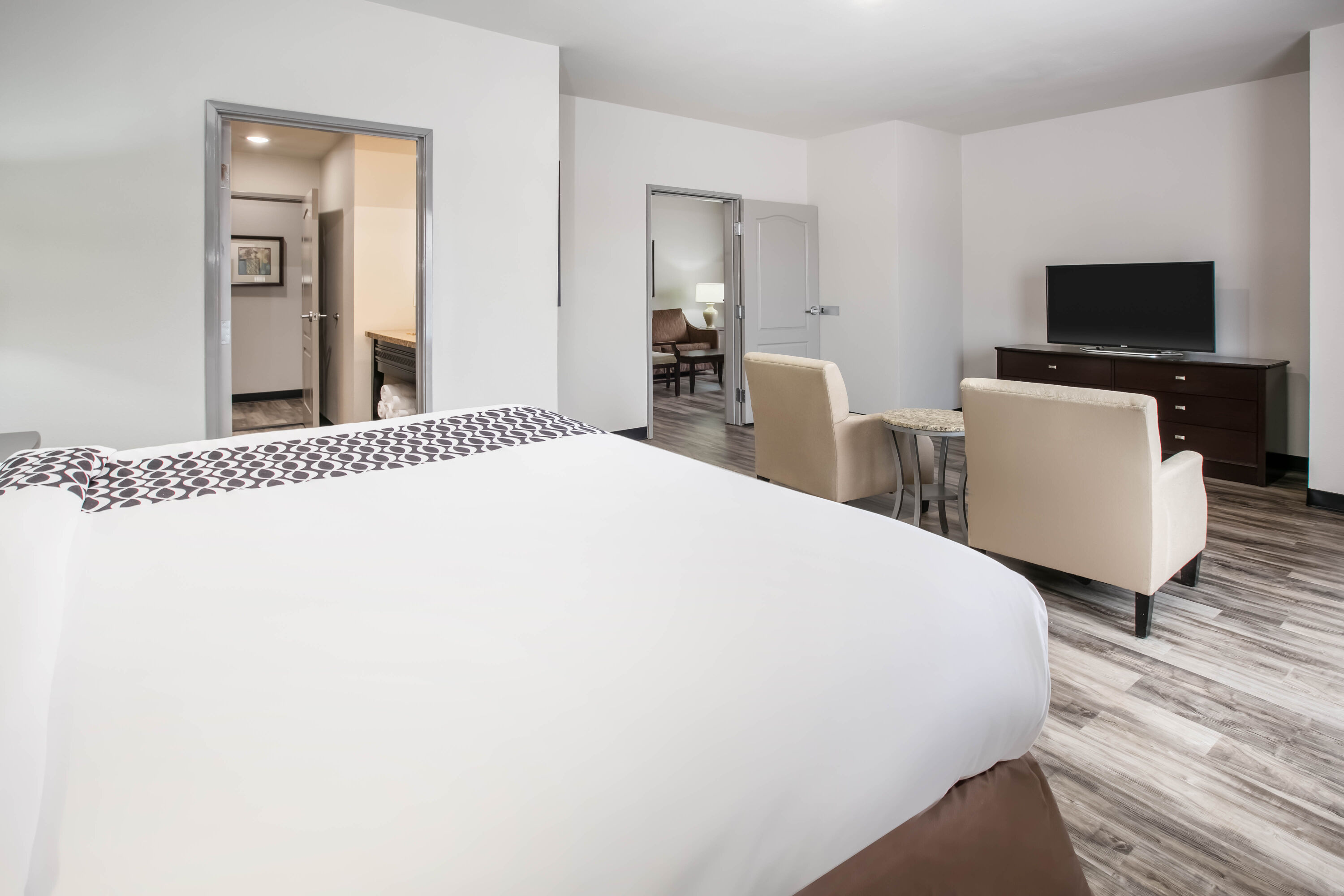 La Quinta Inn & Suites by Wyndham DFW Airport West - Euless suite in Euless, Texas