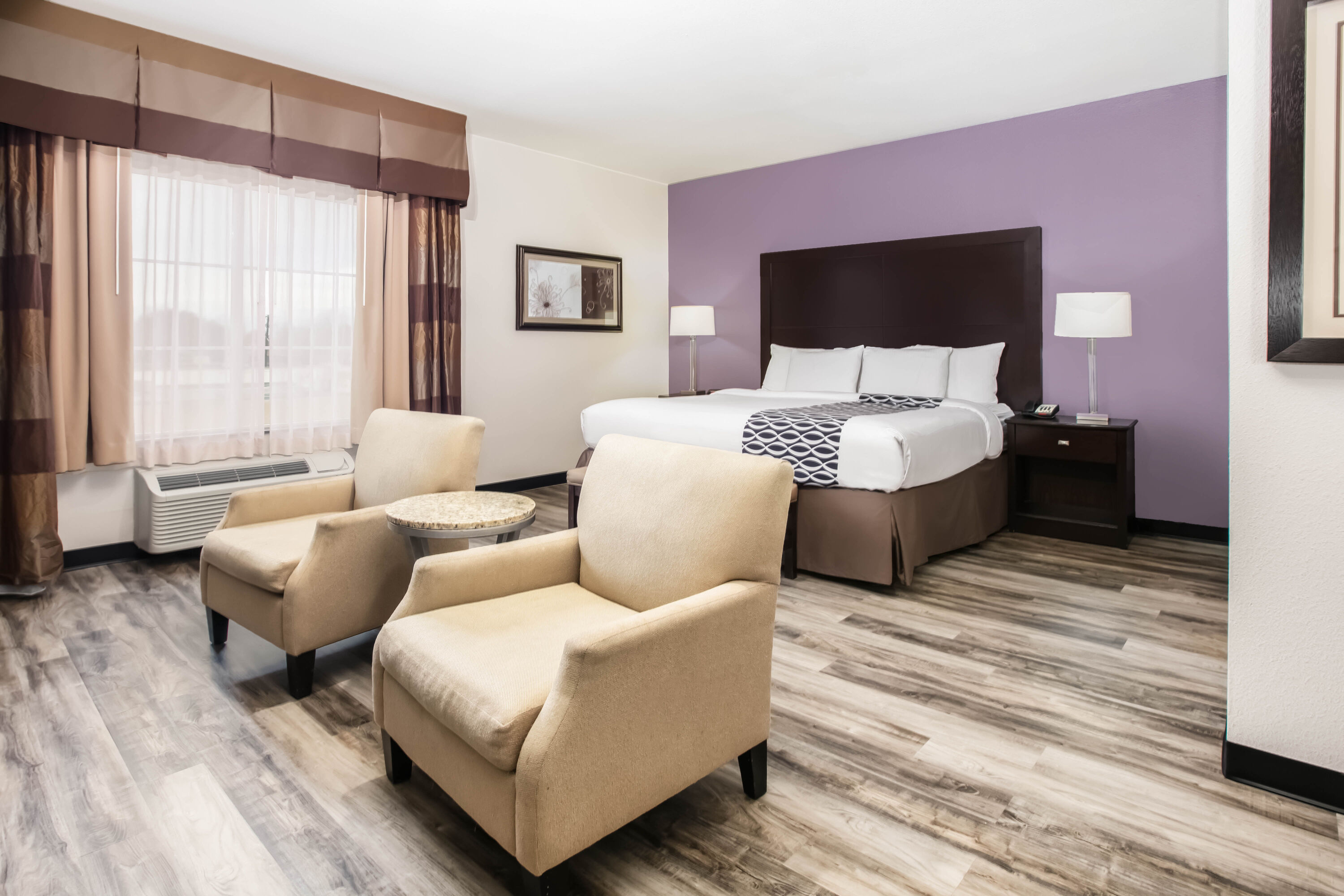 La Quinta Inn & Suites by Wyndham DFW Airport West - Euless suite in Euless, Texas