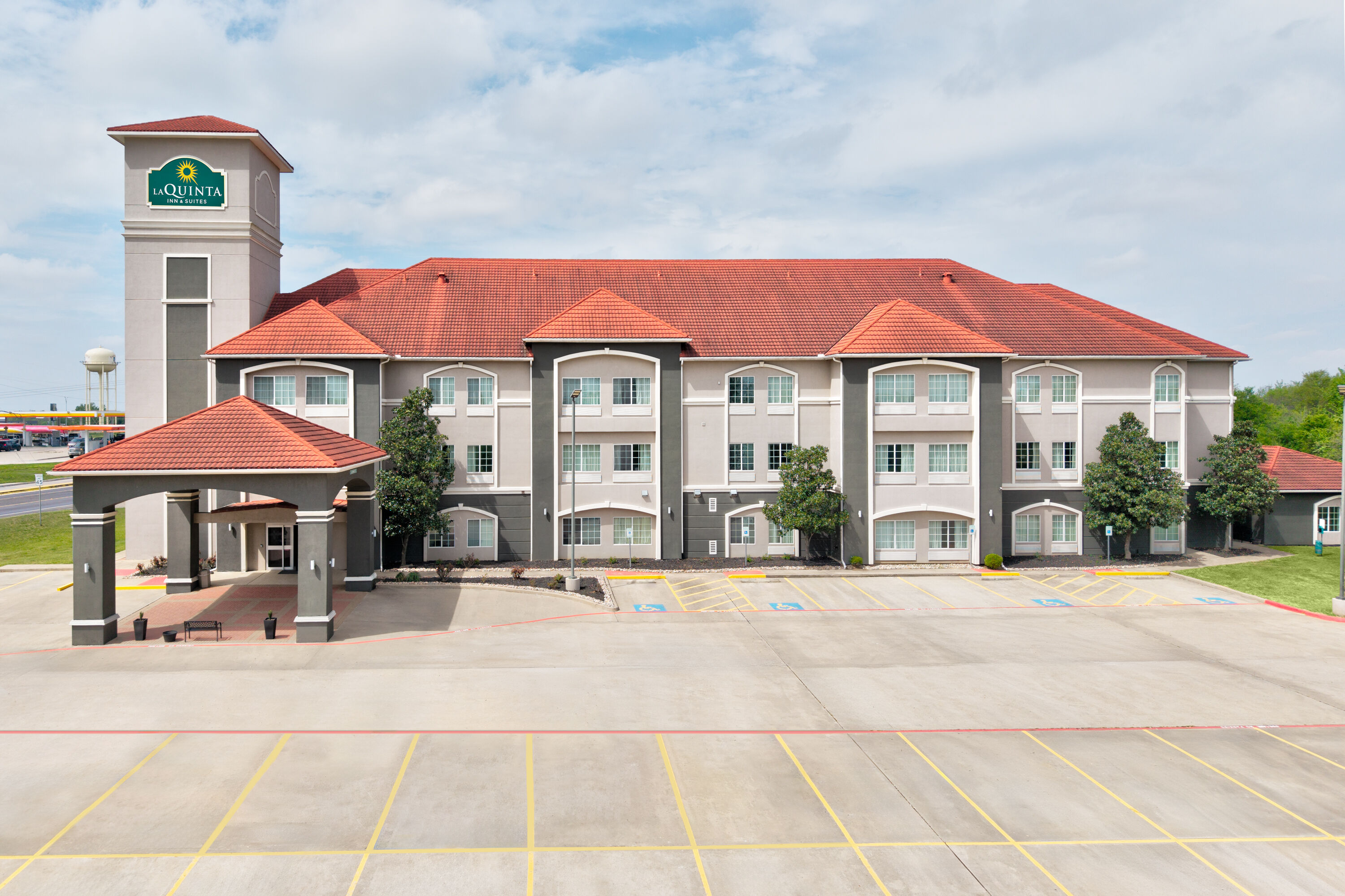 Exterior Day Image of La Quinta Inn & Suites by Wyndham Fairfield TX hotel in Fairfield, Texas