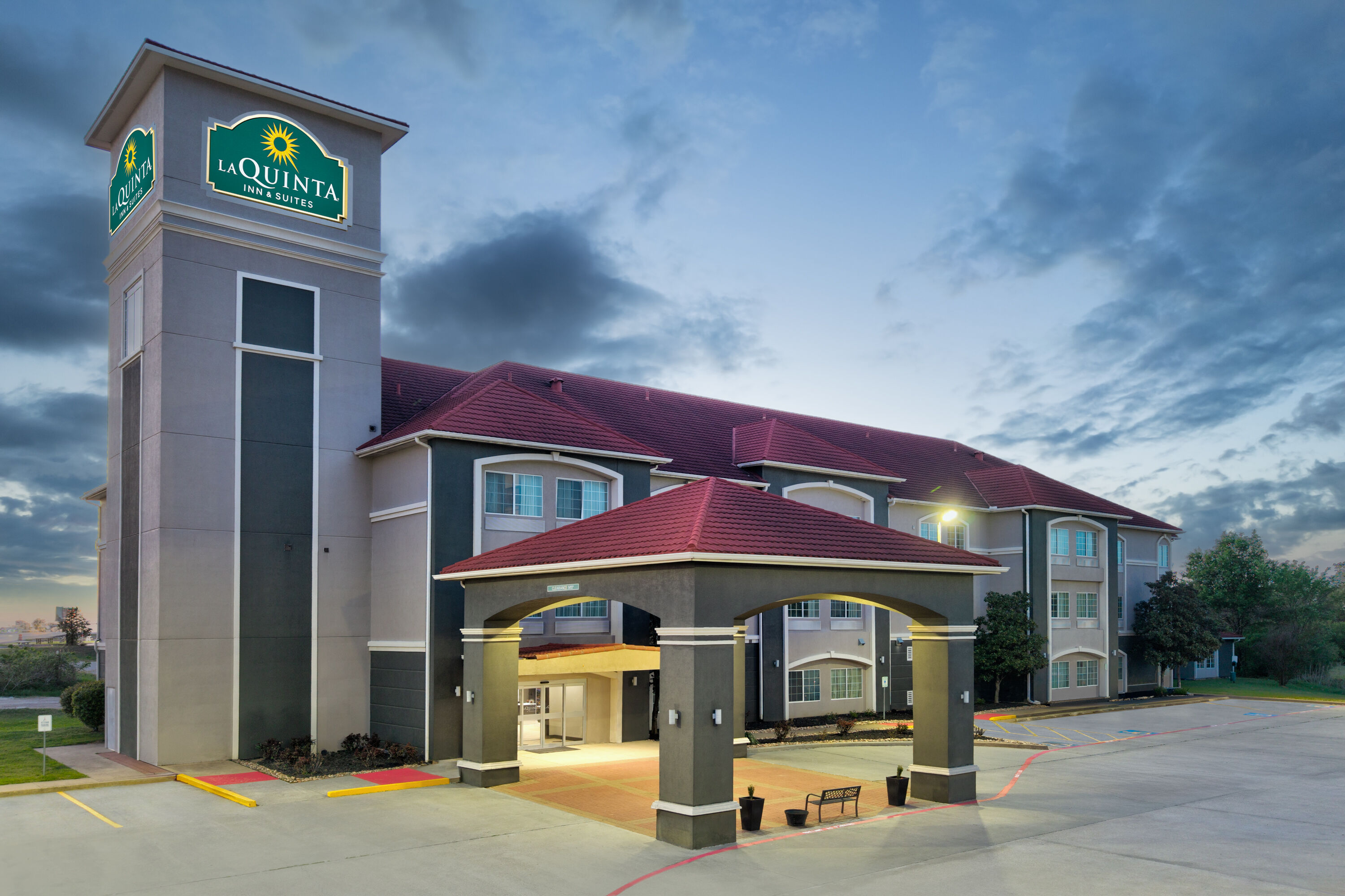 Exterior Dusk Image of La Quinta Inn & Suites by Wyndham Fairfield TX hotel in Fairfield, Texas
