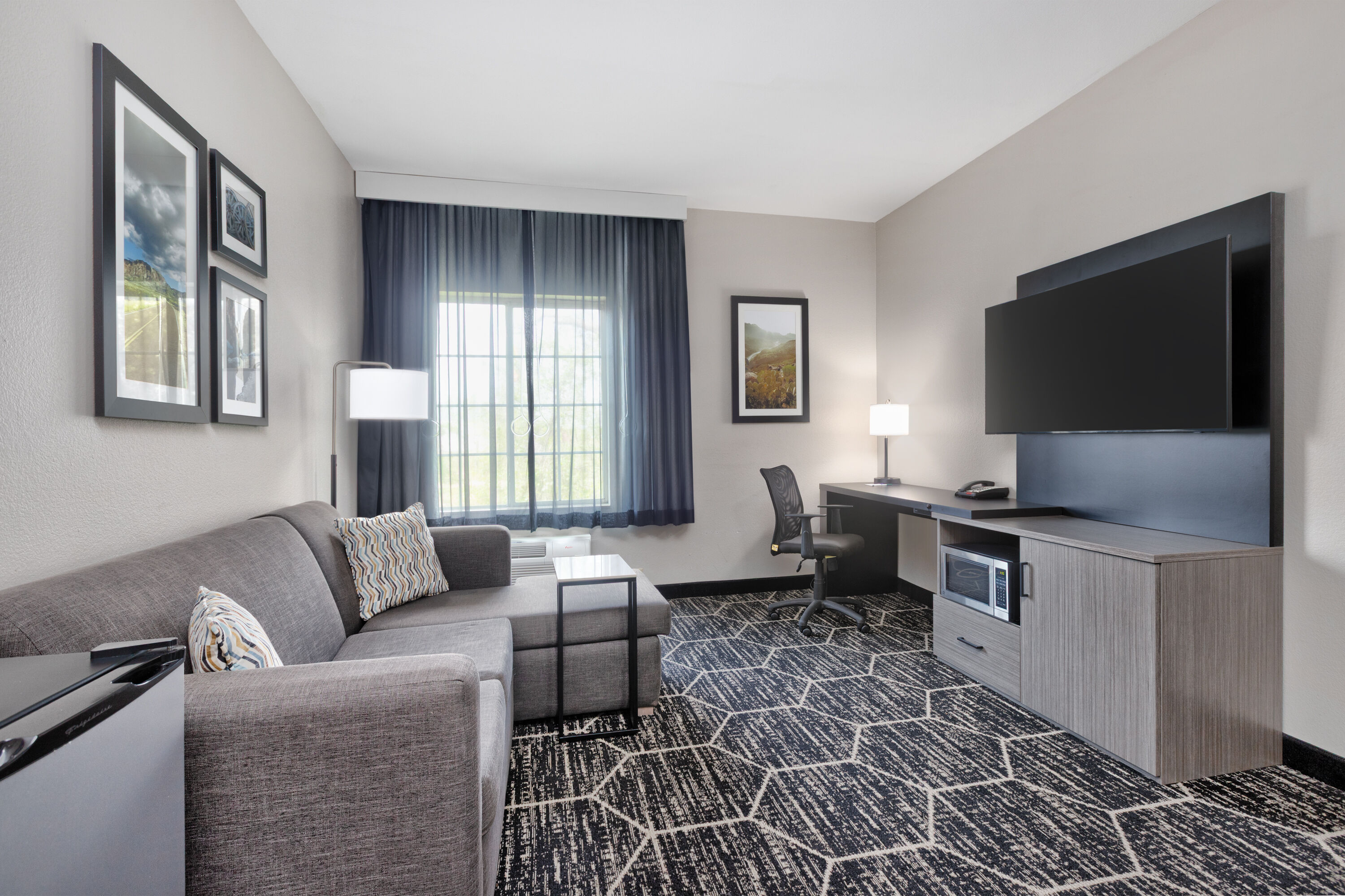 La Quinta Inn & Suites by Wyndham Fairfield TX suite in Fairfield, Texas