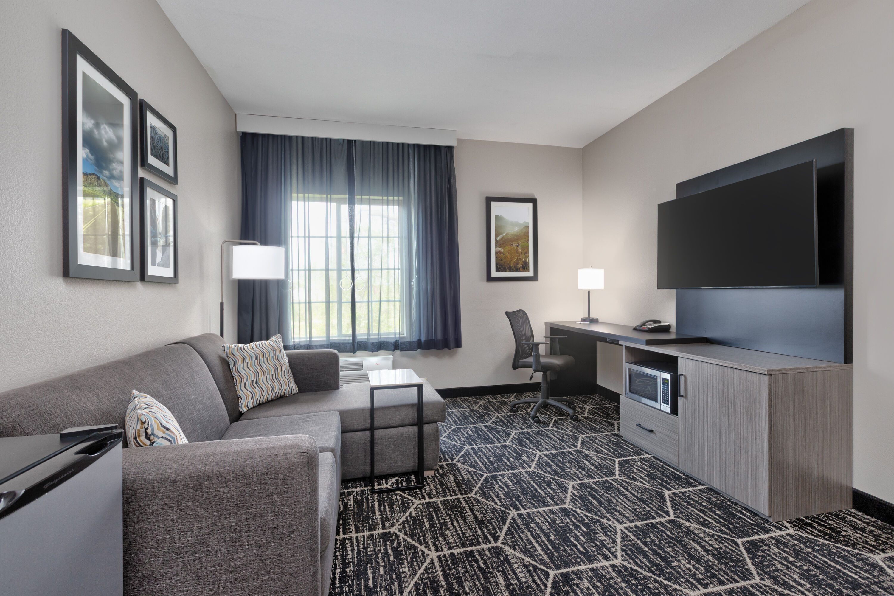La Quinta Inn & Suites by Wyndham Fairfield TX suite in Fairfield, Texas