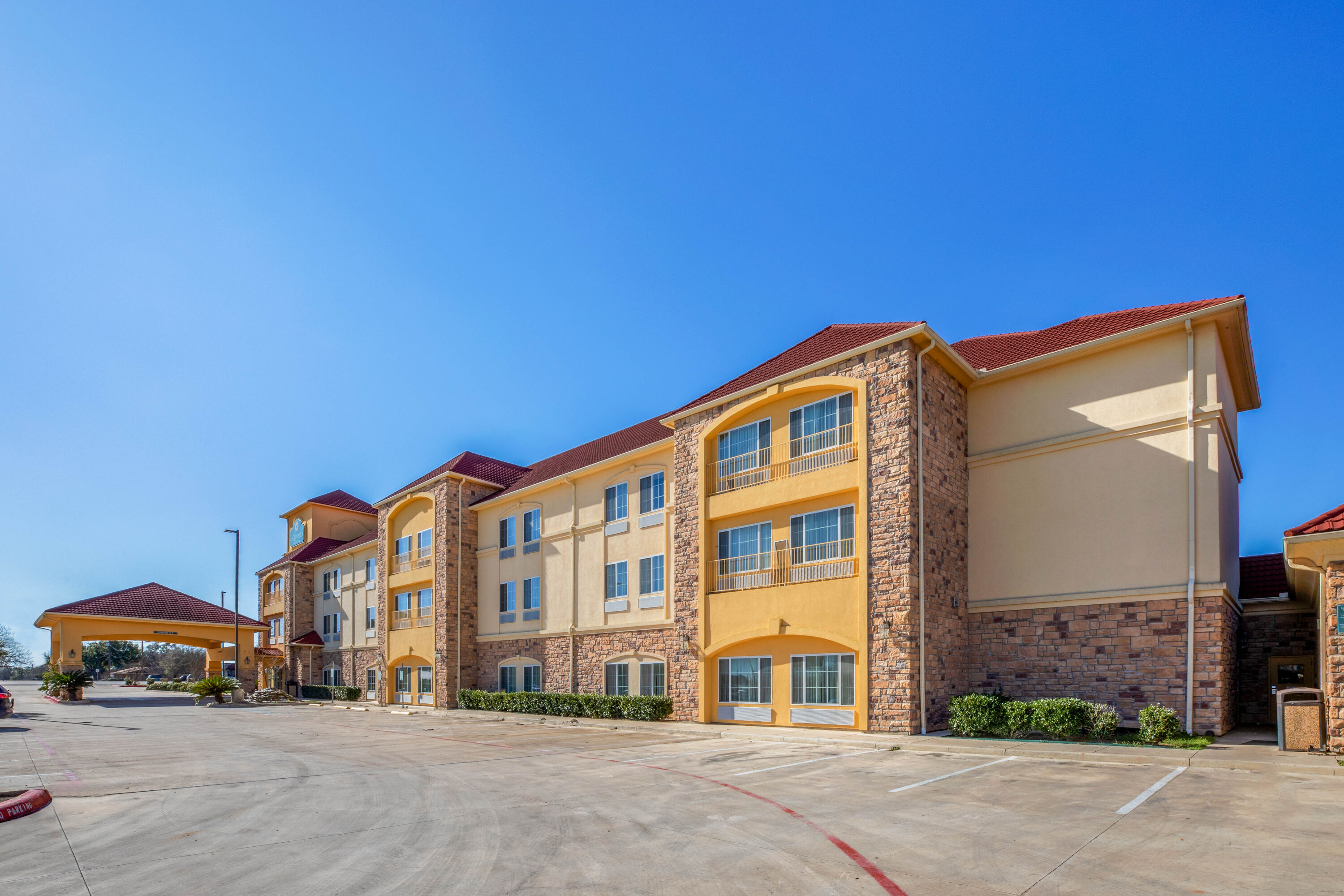 Exterior Day Image of La Quinta Inn & Suites by Wyndham Floresville hotel in Floresville, Texas