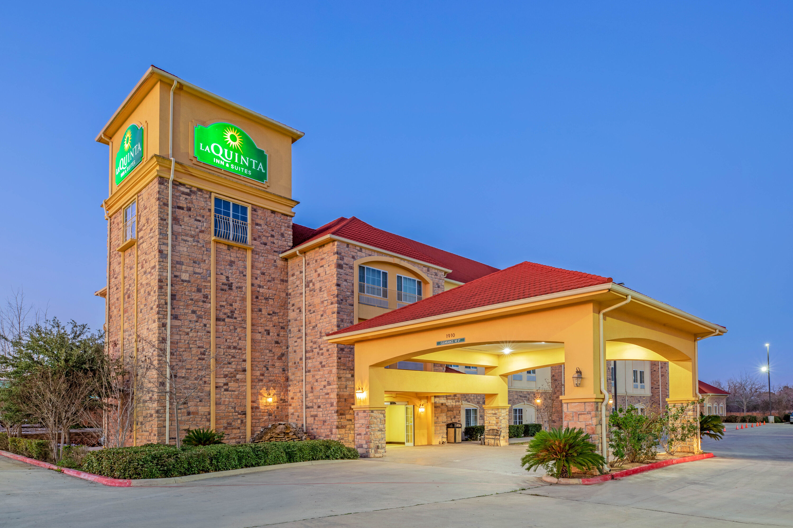 Exterior Dusk Image of La Quinta Inn & Suites by Wyndham Floresville hotel in Floresville, Texas