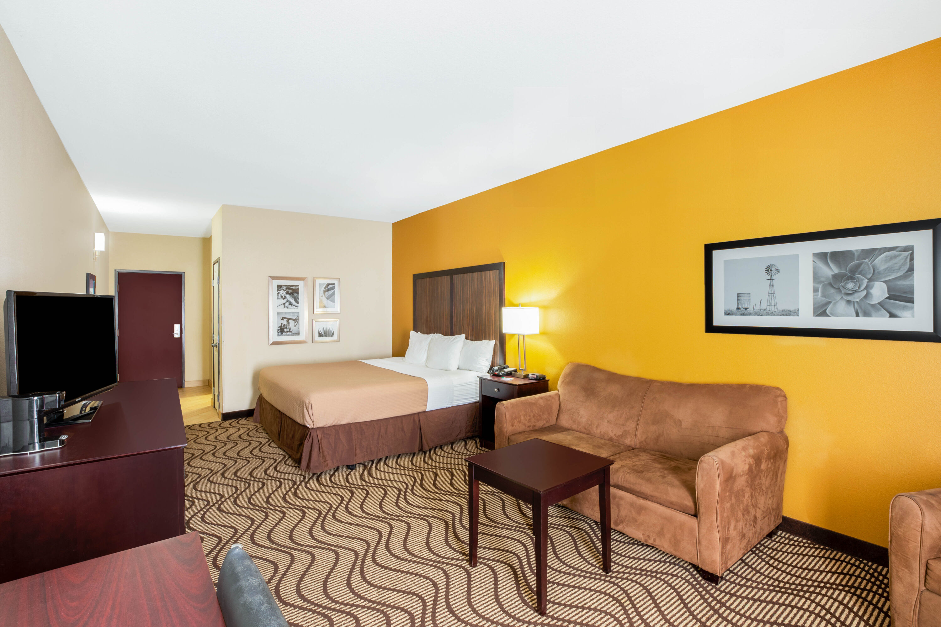 Guest room at the La Quinta Inn & Suites by Wyndham Floresville in Floresville, Texas