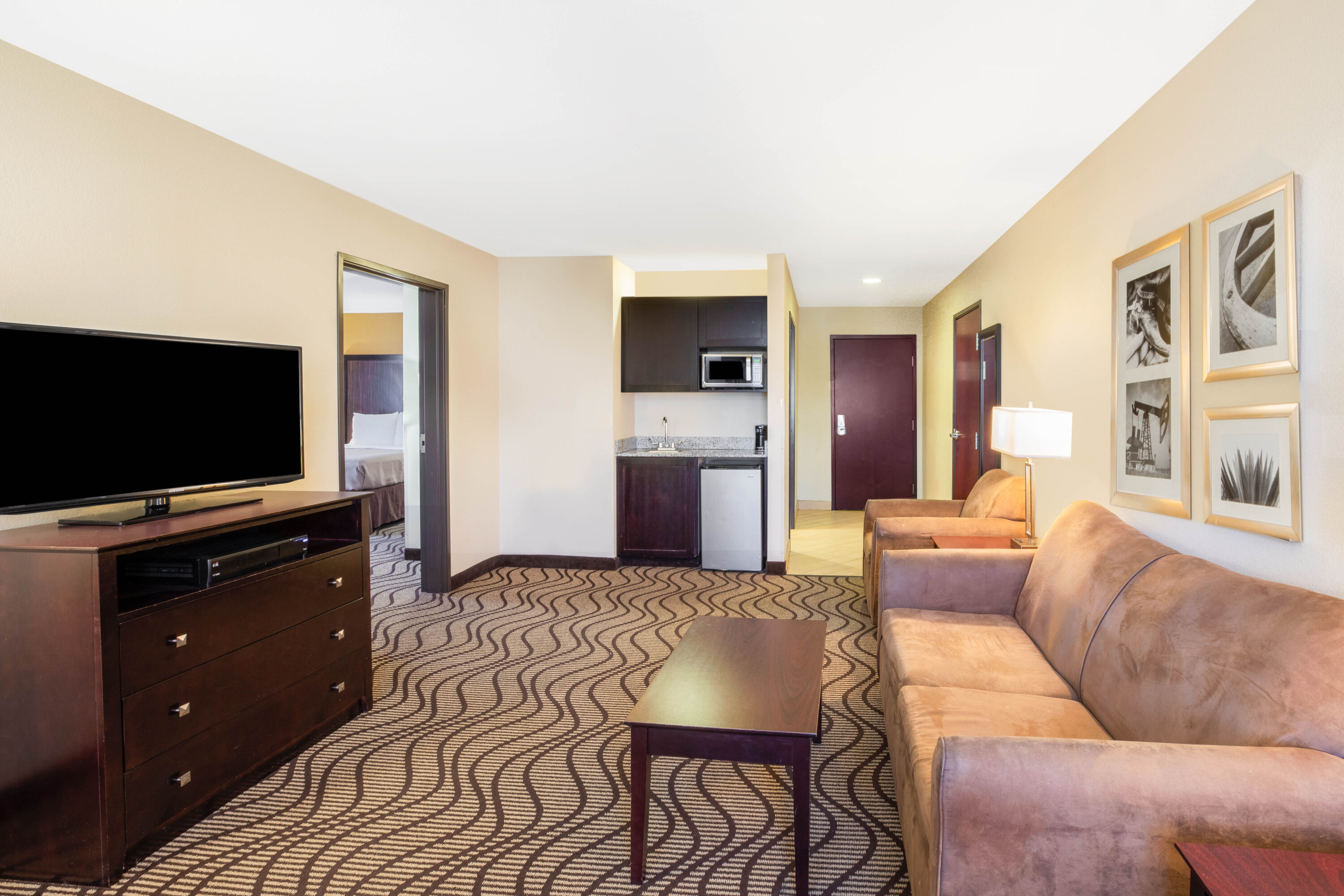 La Quinta Inn & Suites by Wyndham Floresville suite in Floresville, Texas