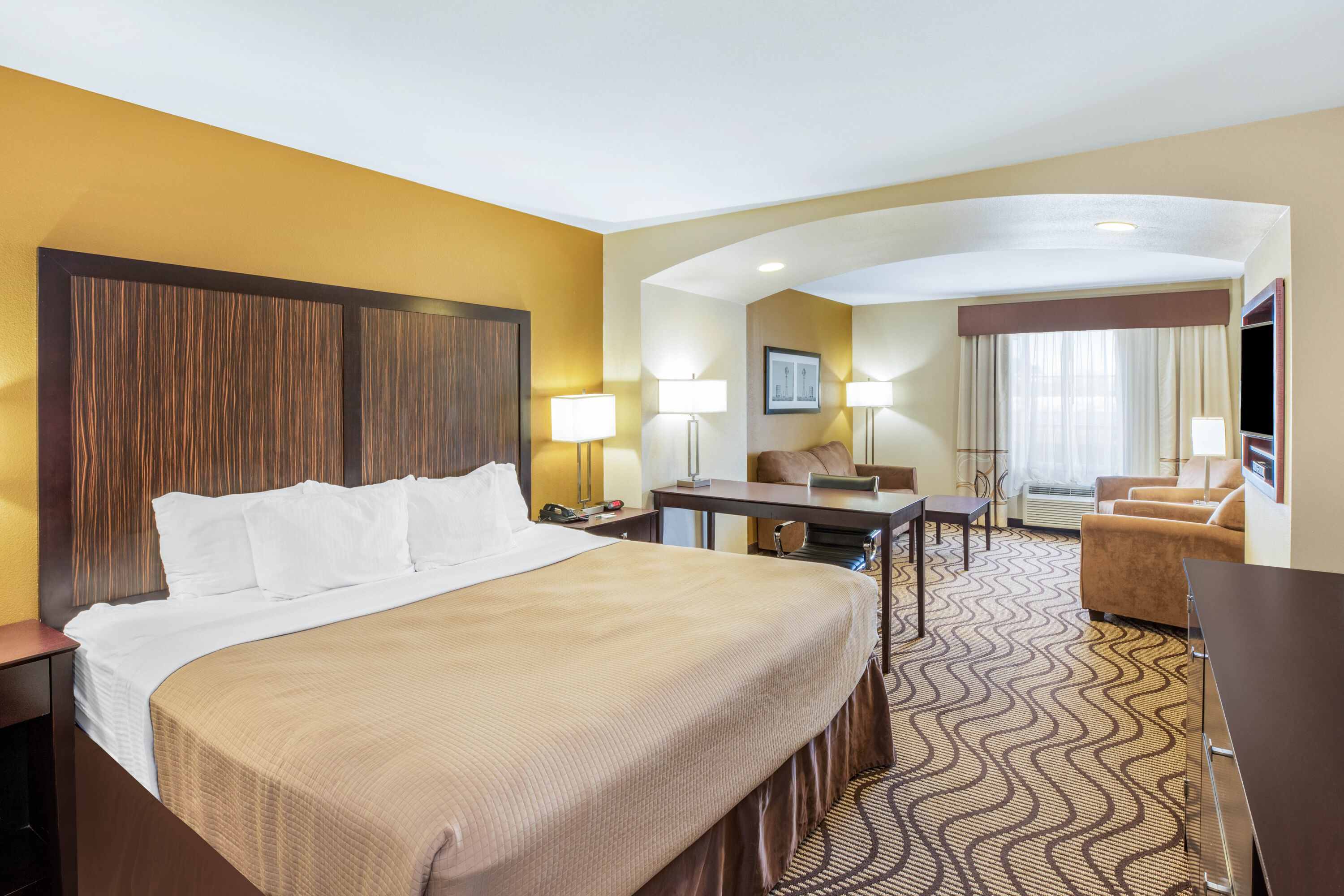 La Quinta Inn & Suites by Wyndham Floresville suite in Floresville, Texas