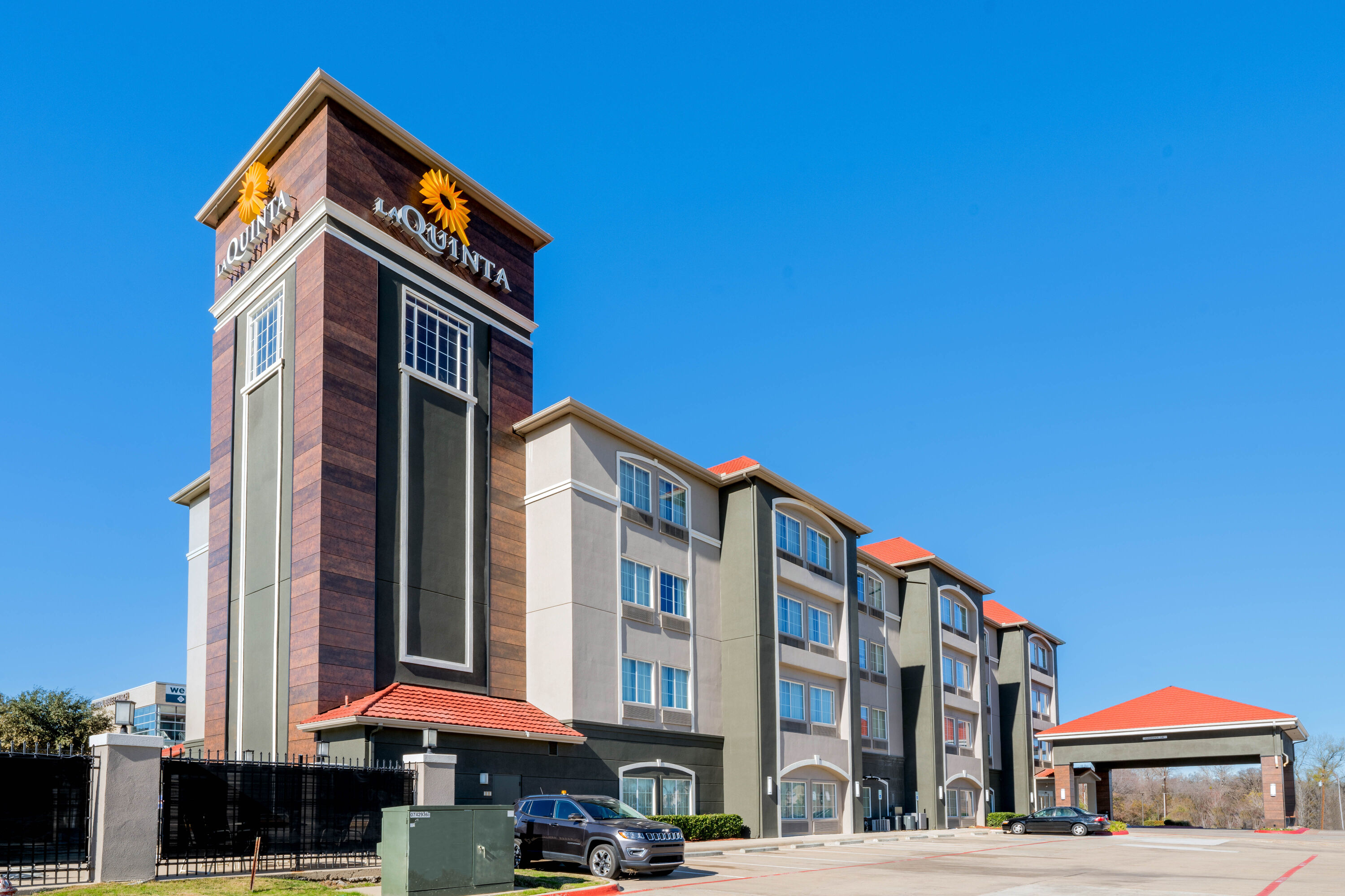 Exterior Day Image of La Quinta Inn & Suites by Wyndham Fort Worth Arlington West hotel in Fort Worth, Texas