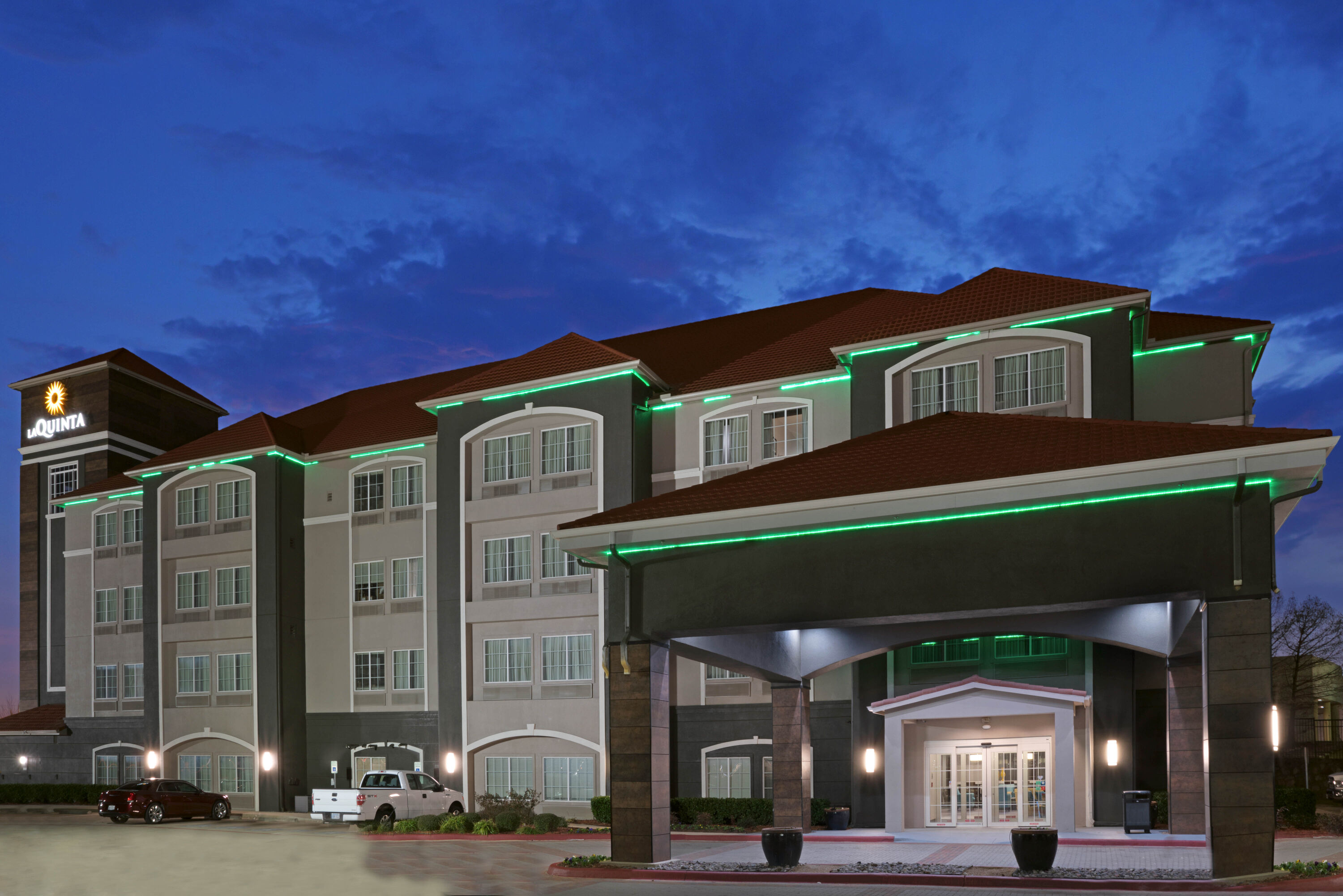 Exterior Dusk Image of La Quinta Inn & Suites by Wyndham Fort Worth Arlington West hotel in Fort Worth, Texas