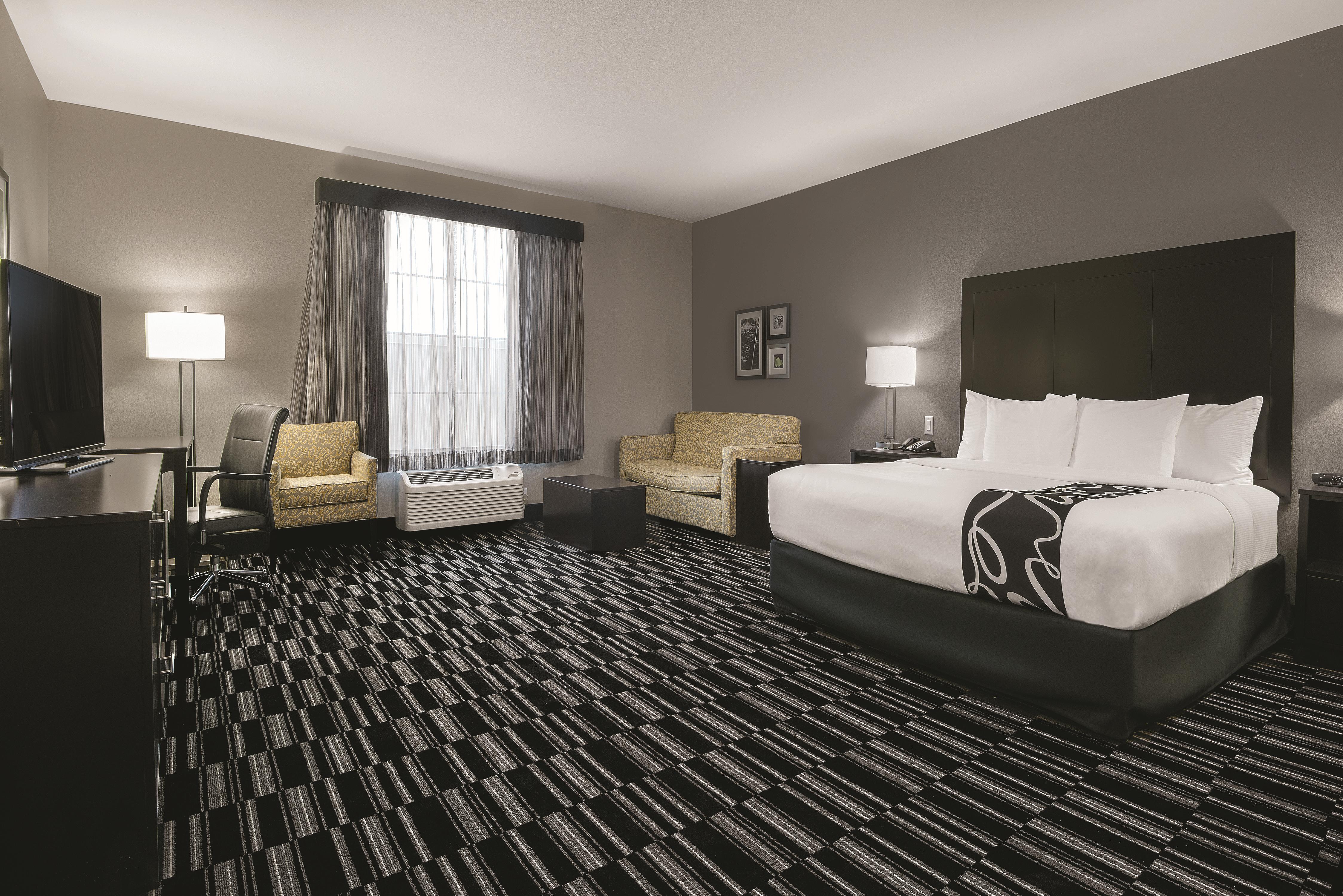 Guest room at the La Quinta Inn & Suites by Wyndham Fort Worth West - I-30 in Fort Worth, Texas