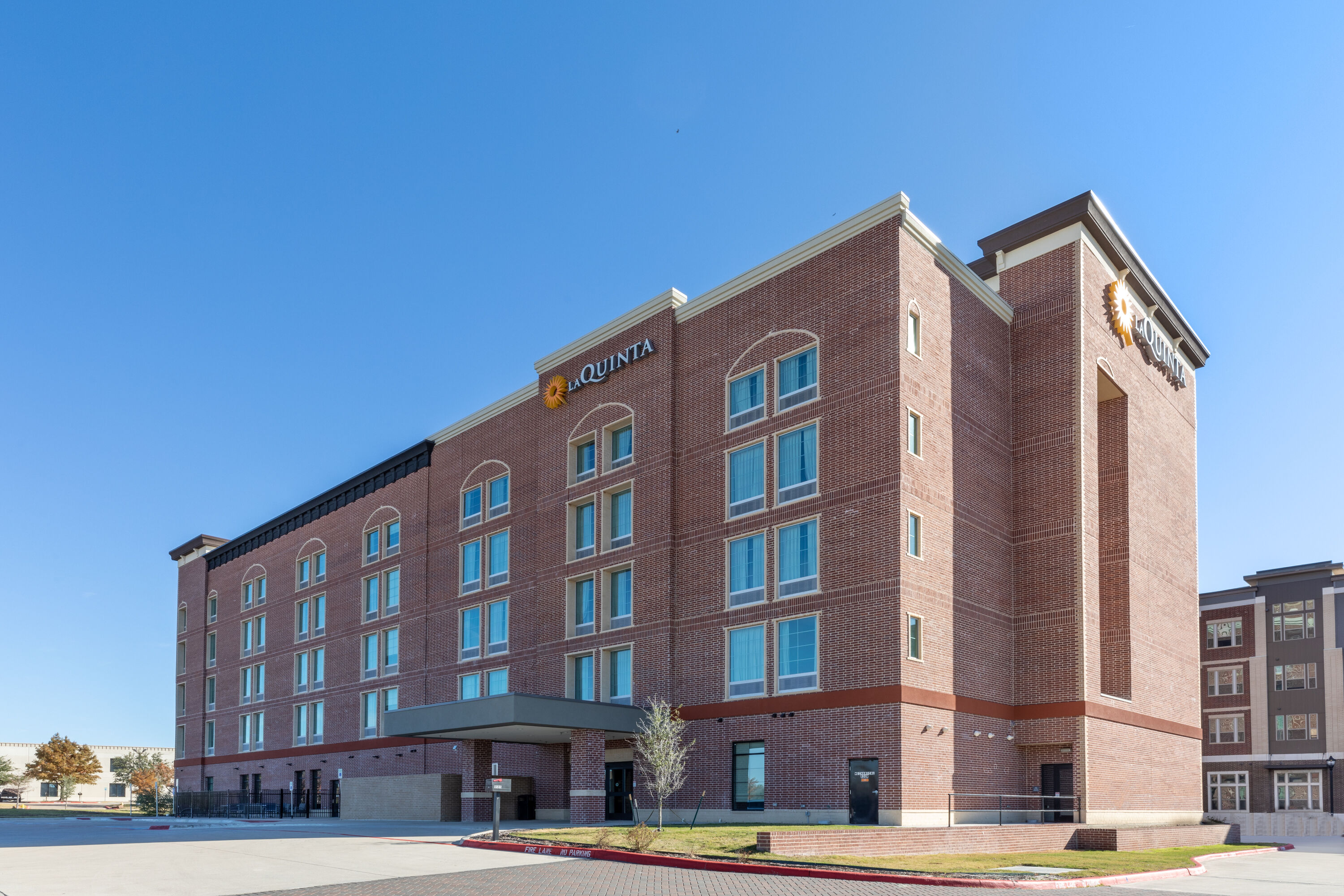 Exterior Day Image of La Quinta Inn & Suites by Wyndham Dallas - Frisco Stadium hotel in Frisco, Texas