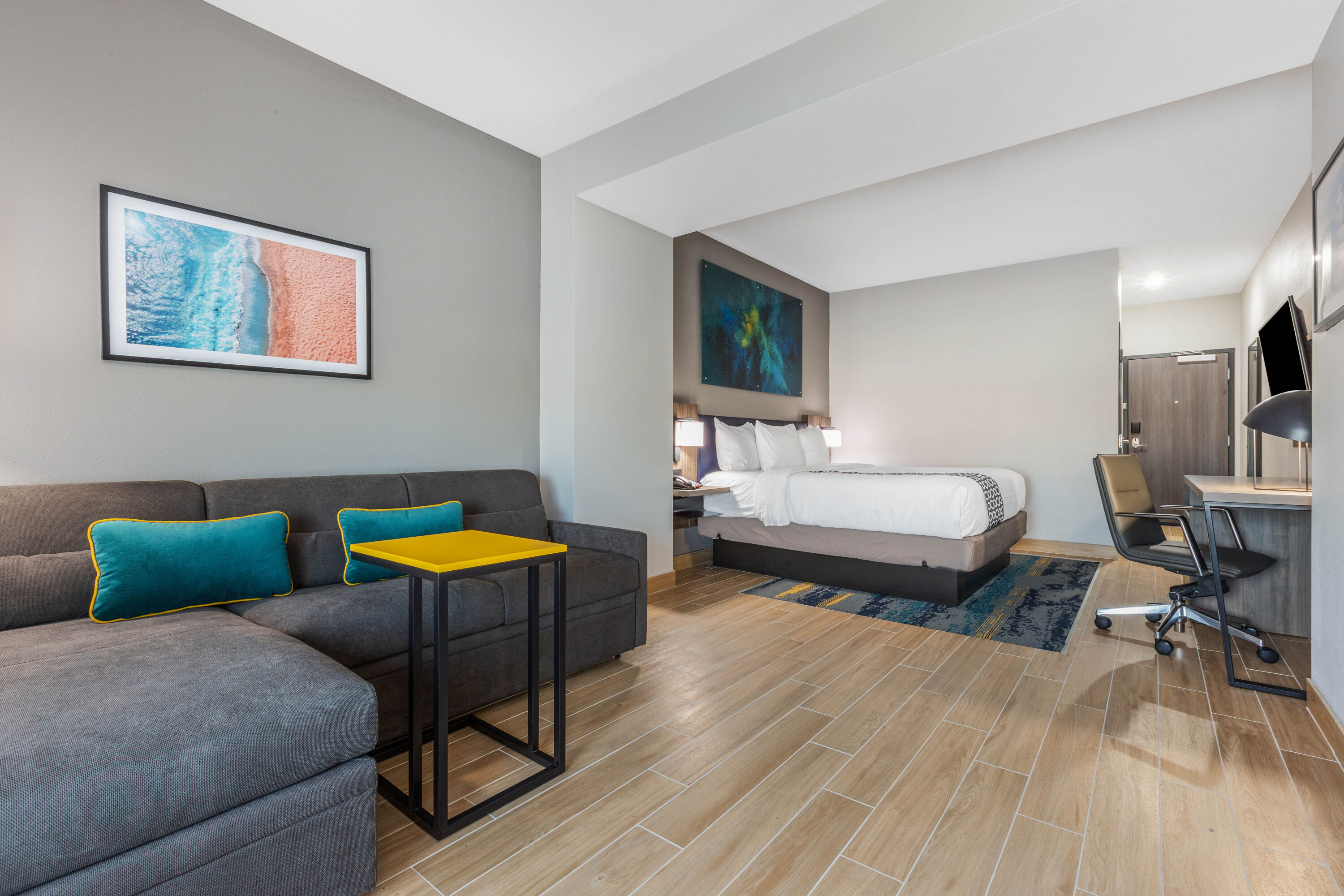 Guest room at the La Quinta Inn & Suites by Wyndham Galveston West Seawall in Galveston, Texas