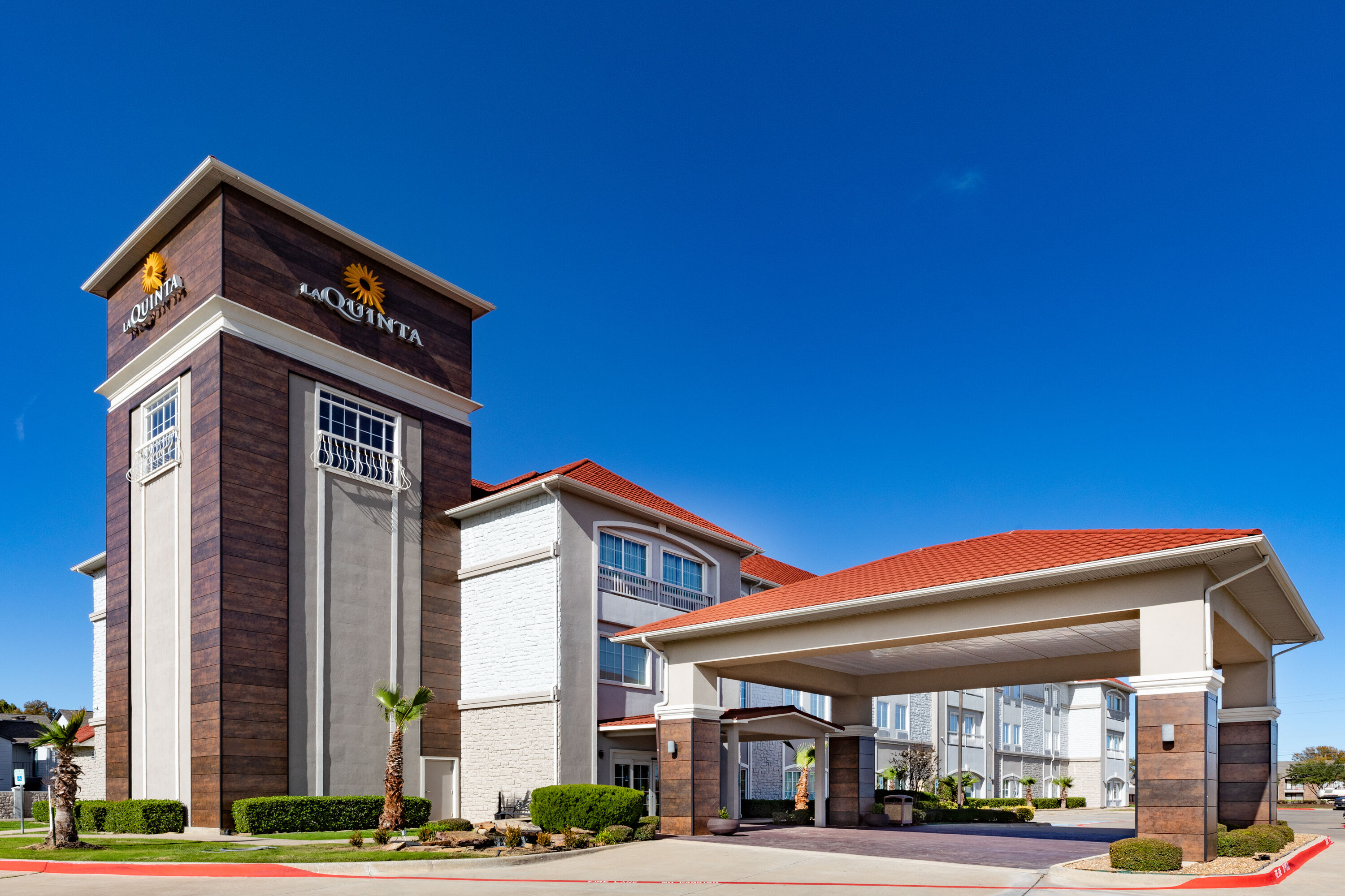 Exterior Day Image of La Quinta Inn & Suites by Wyndham Garland Harbor Point hotel in Garland, Texas